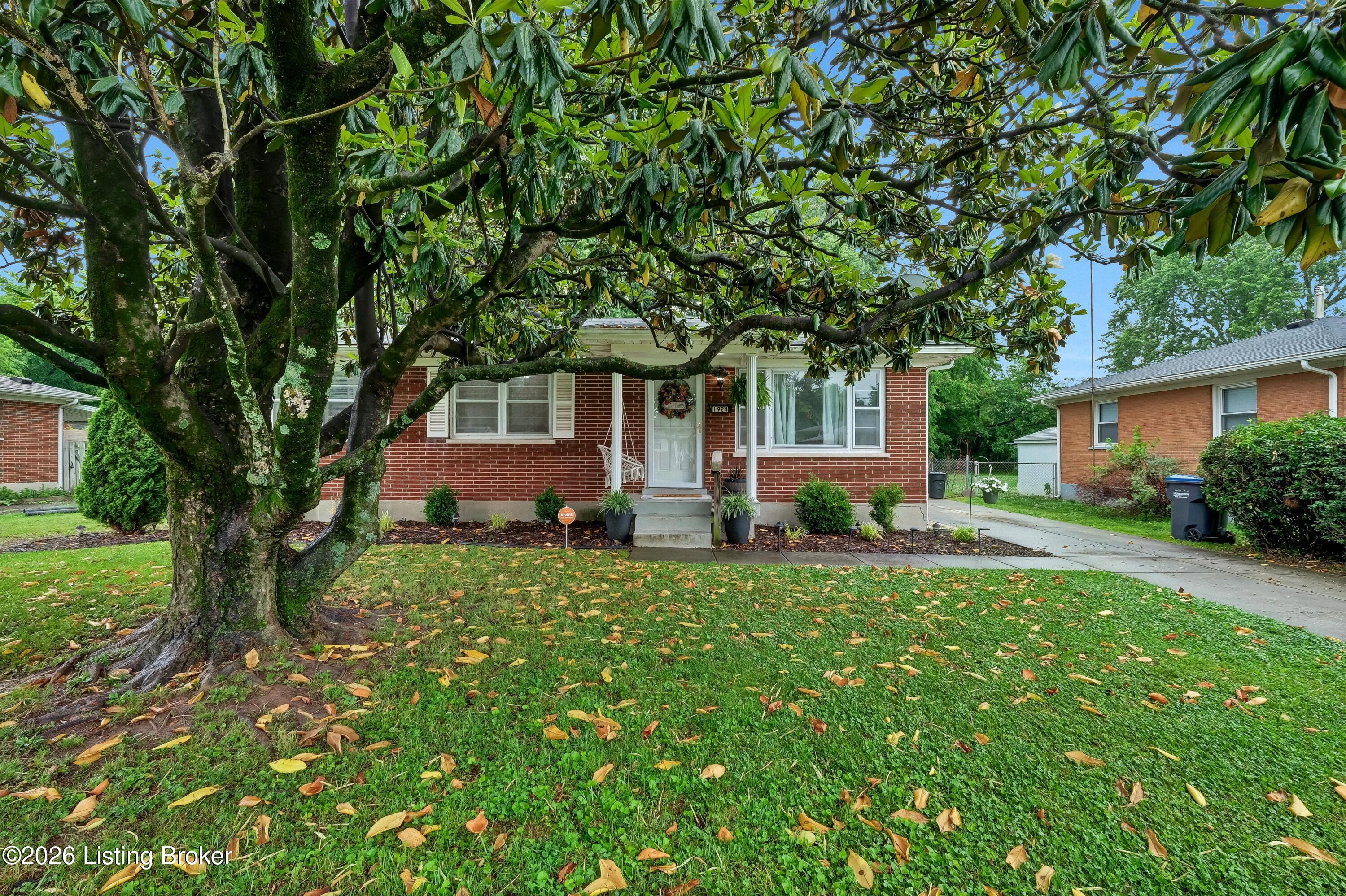 1924 White Oak Ln Property Photo 2