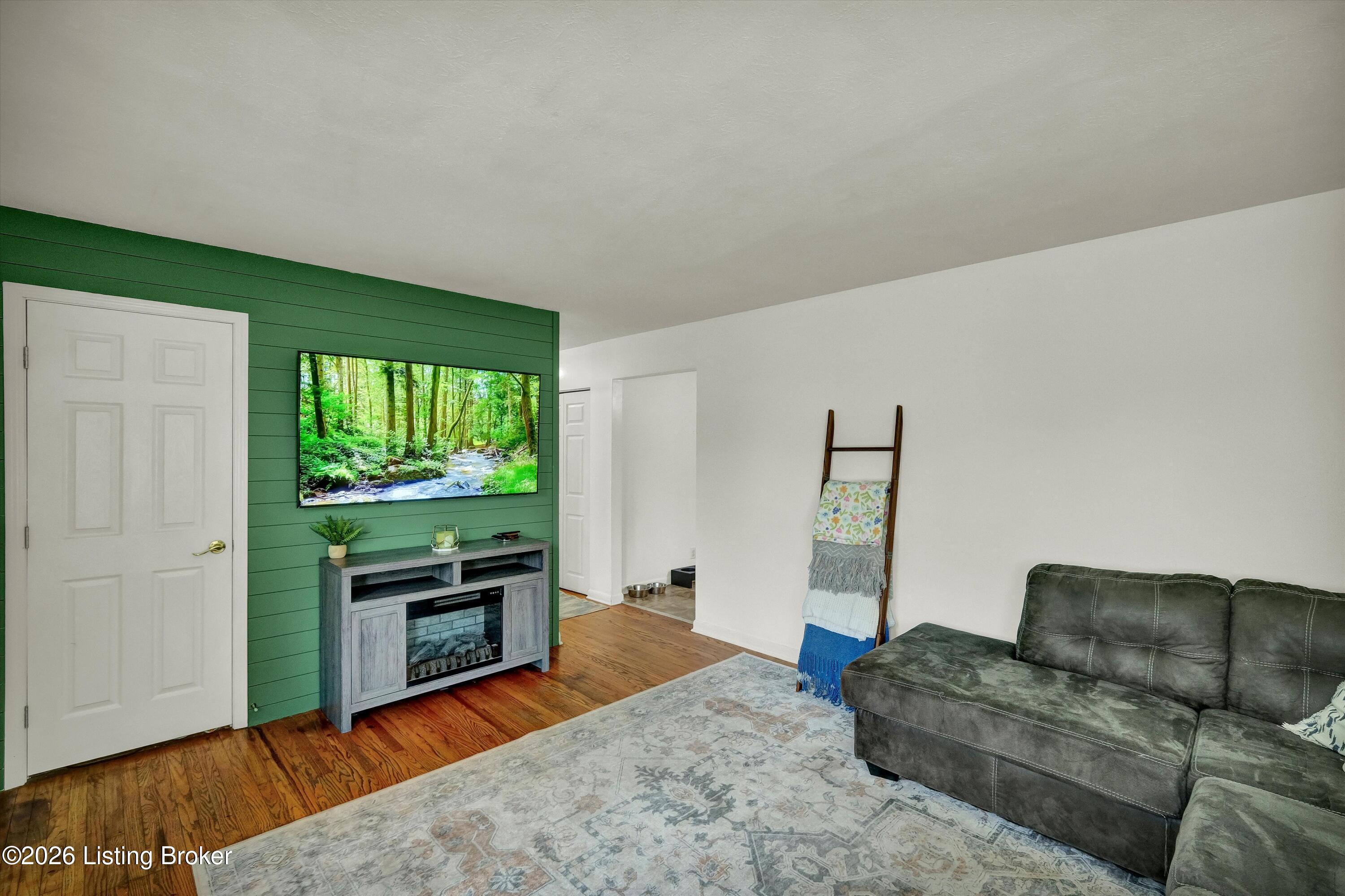 1924 White Oak Ln Property Photo 6