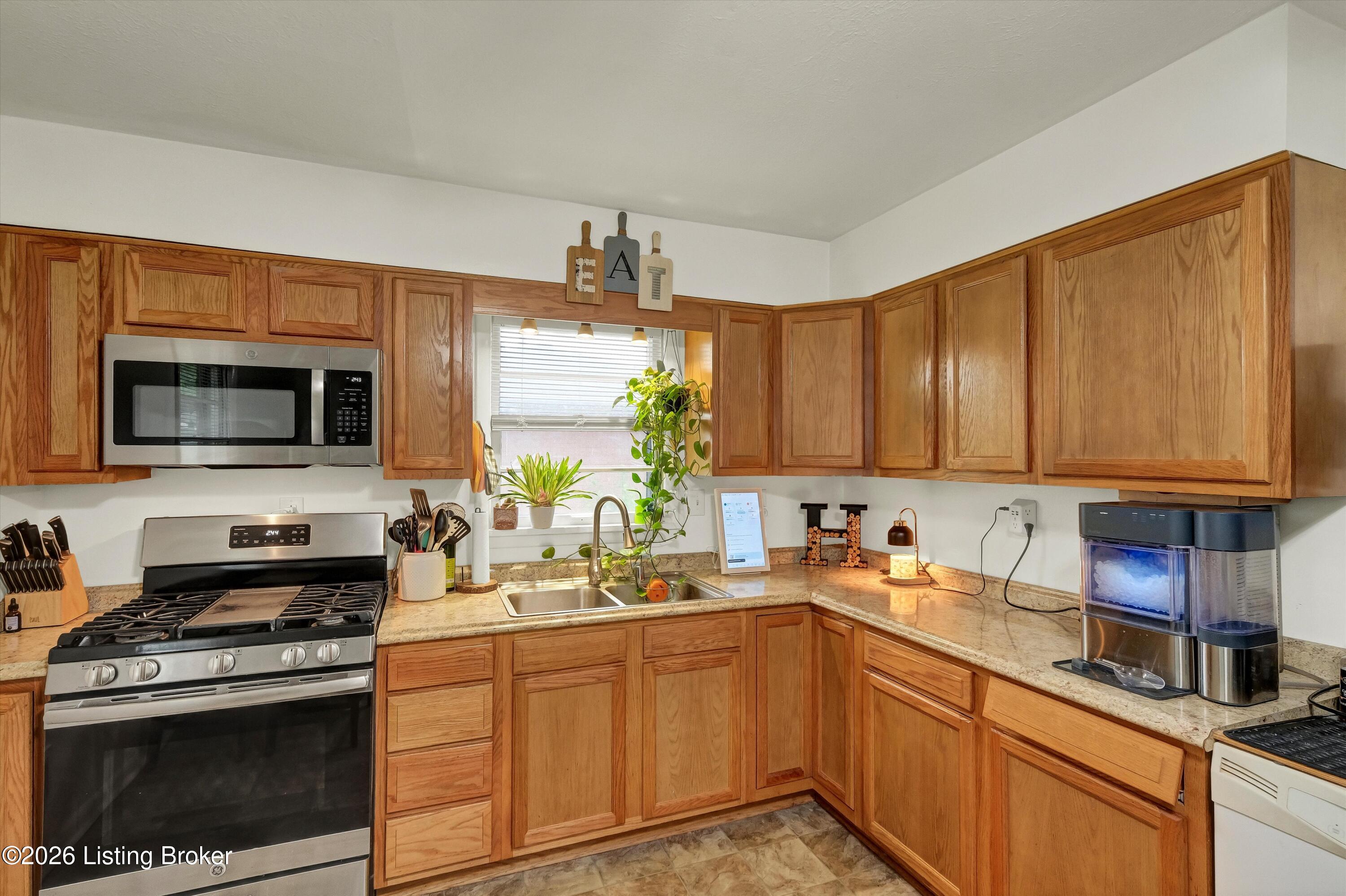 1924 White Oak Ln Property Photo 11