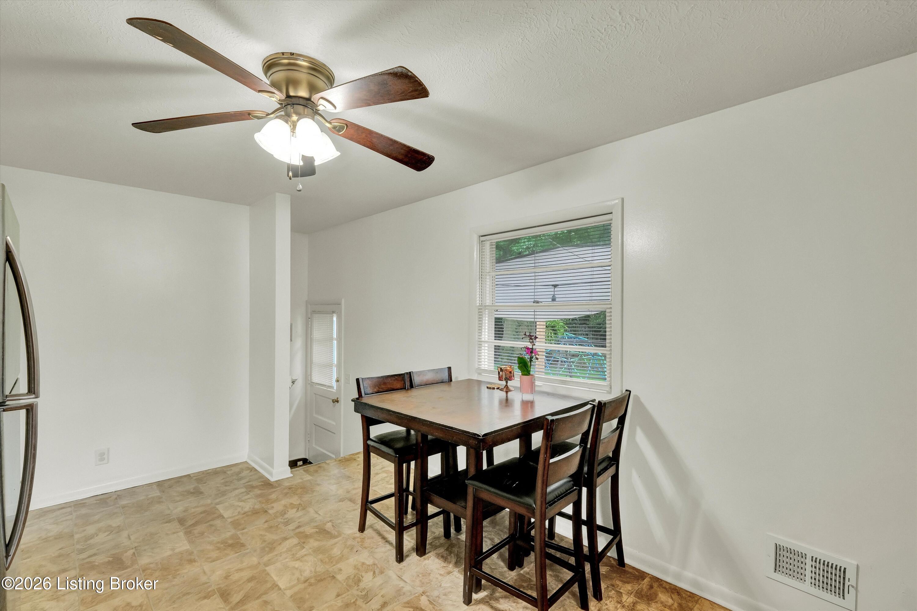 1924 White Oak Ln Property Photo 12