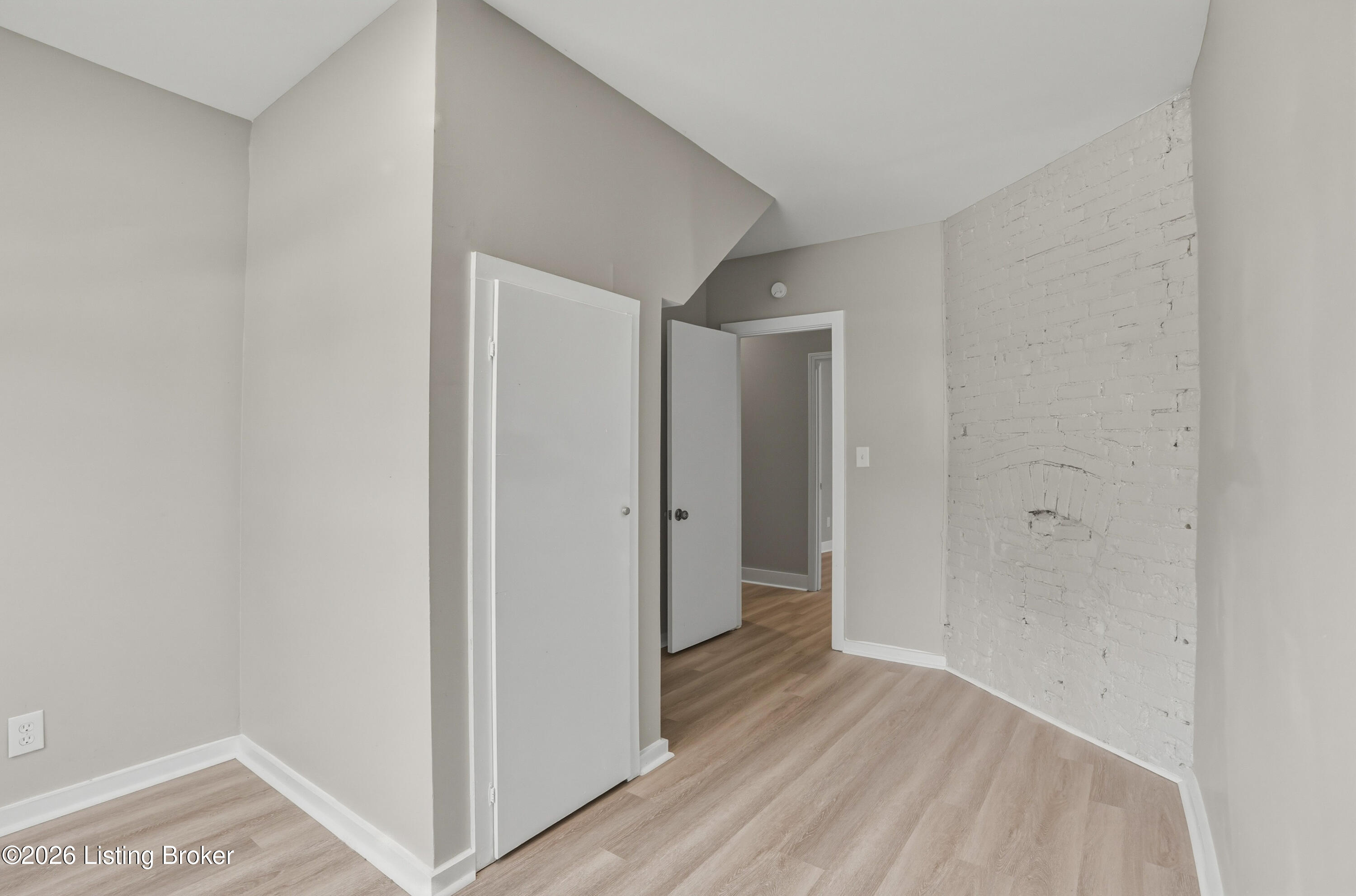 626 E Ormsby Ave Property Photo 2