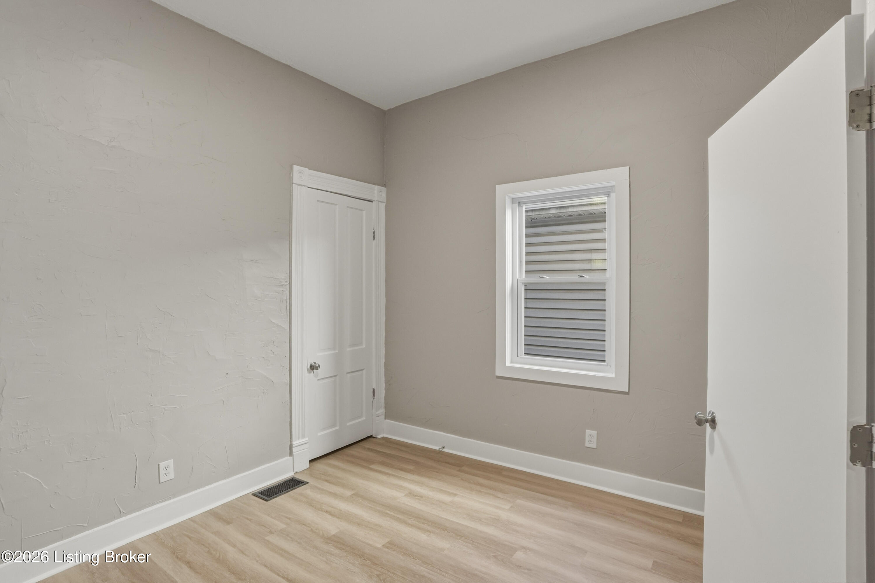 626 E Ormsby Ave Property Photo 13