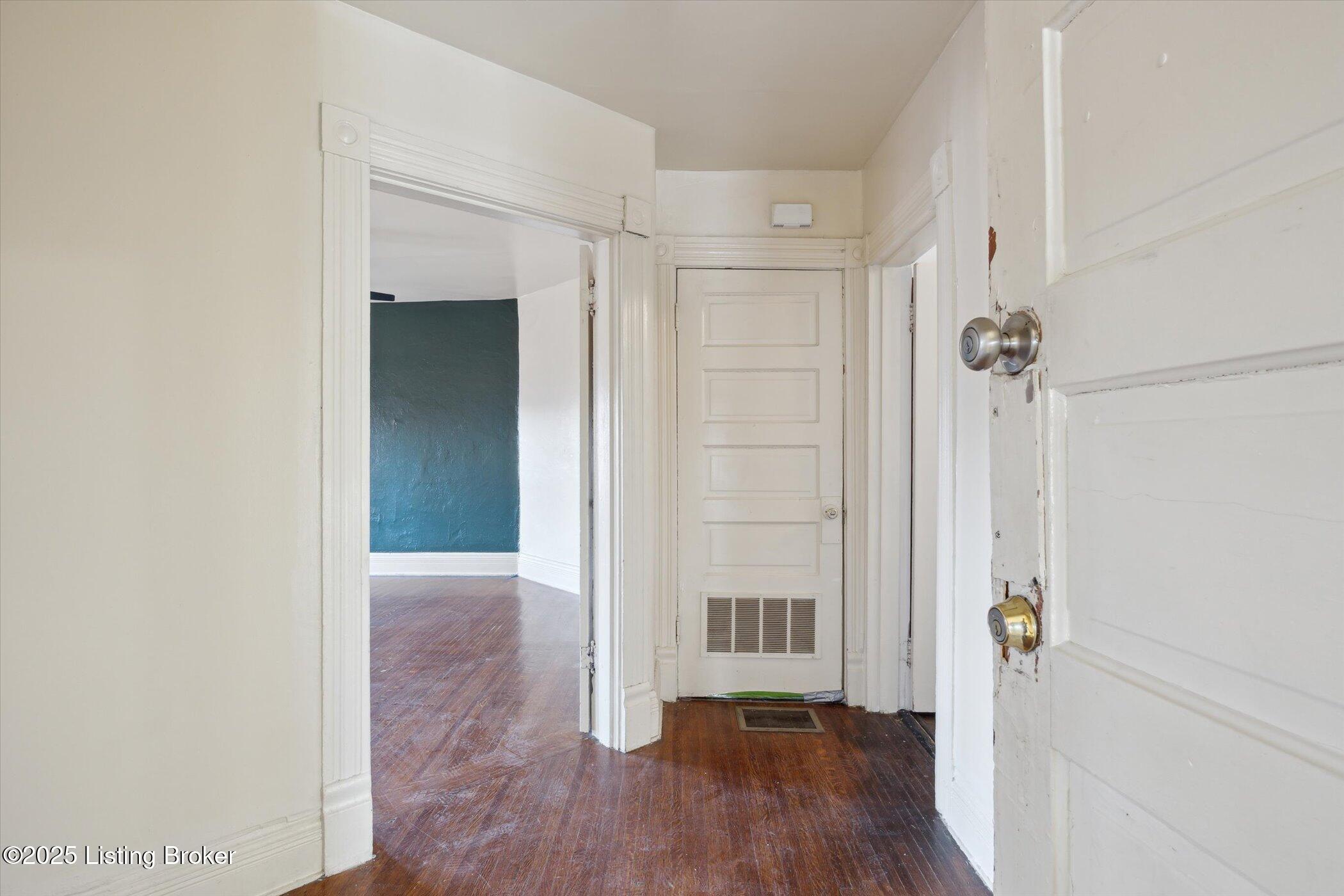 315 W Lee St Property Photo 6
