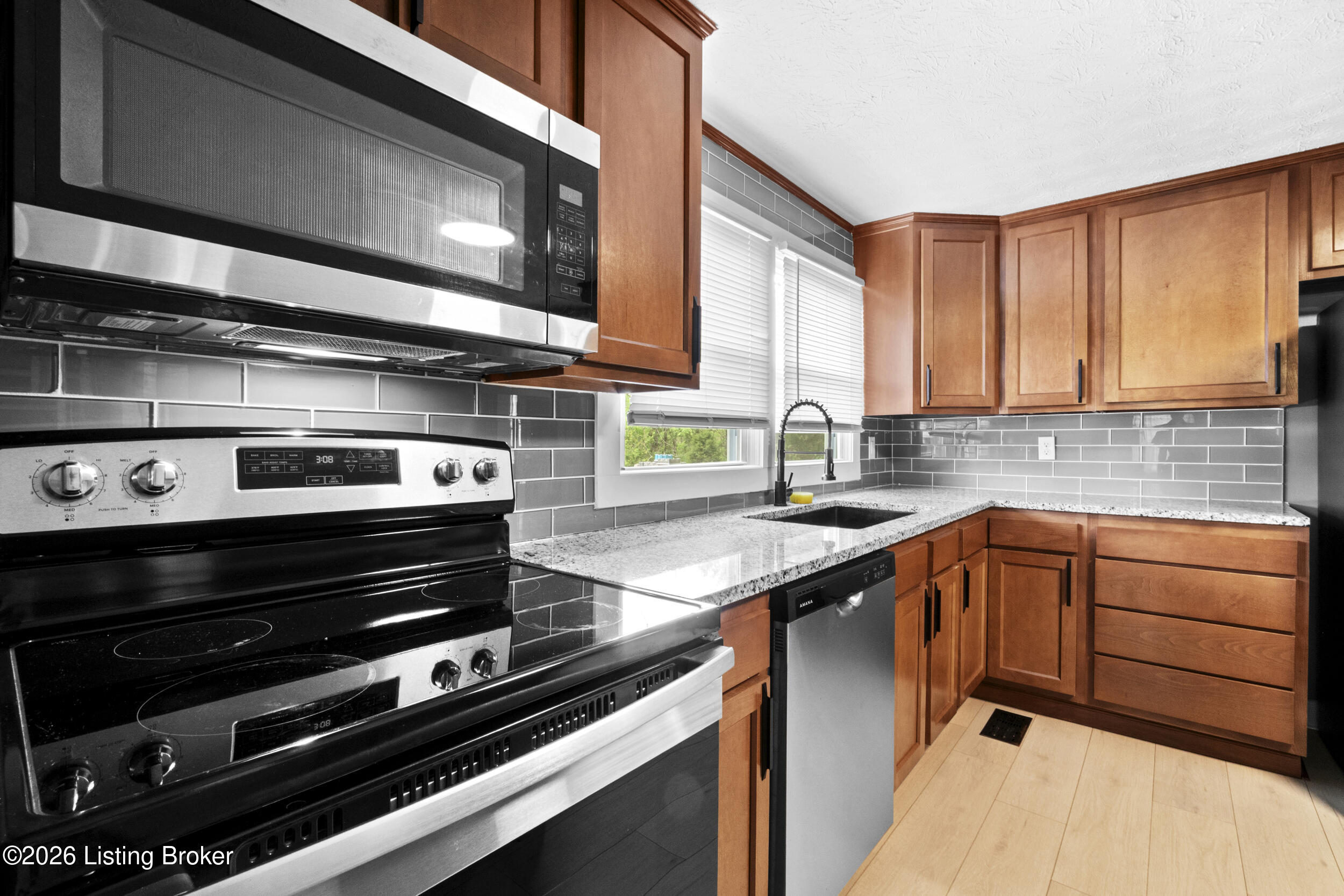 840 E Walnut St Property Photo 14