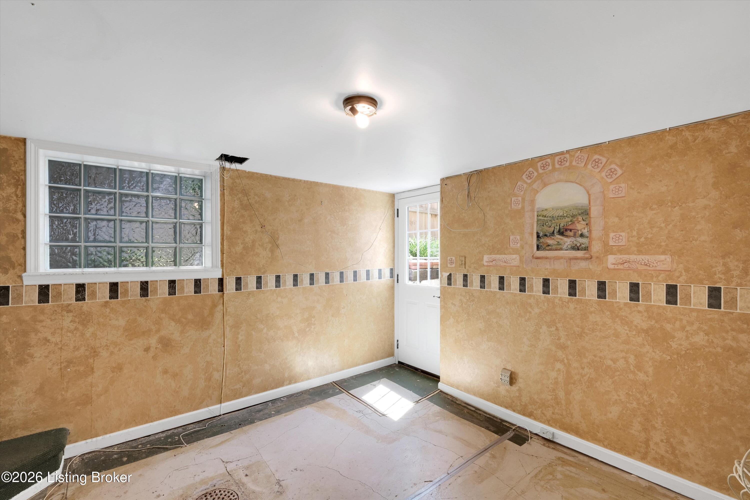 2216 Eastview Ave Property Photo 29