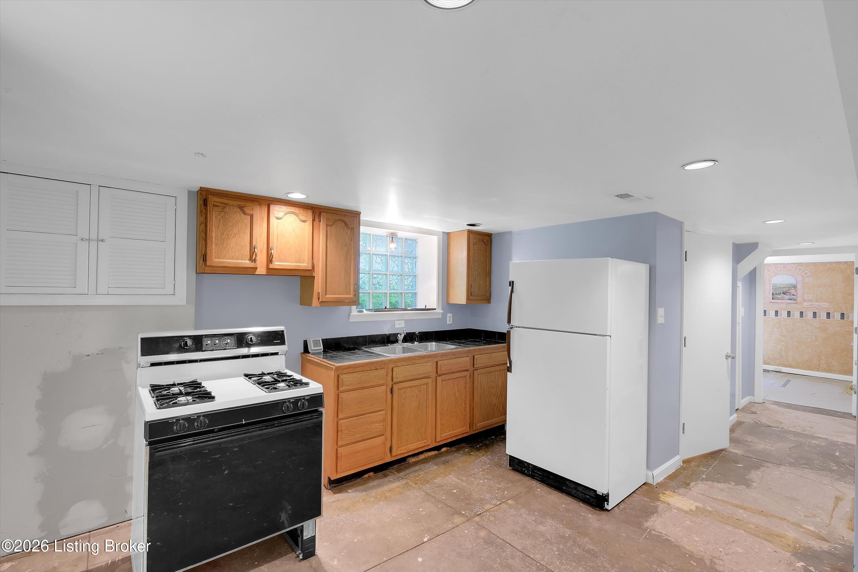 2216 Eastview Ave Property Photo 33