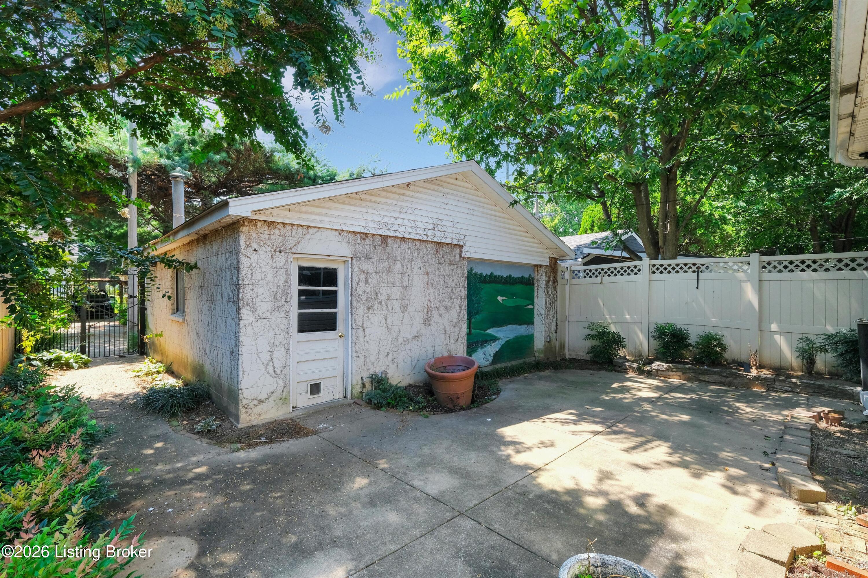 2216 Eastview Ave Property Photo 39