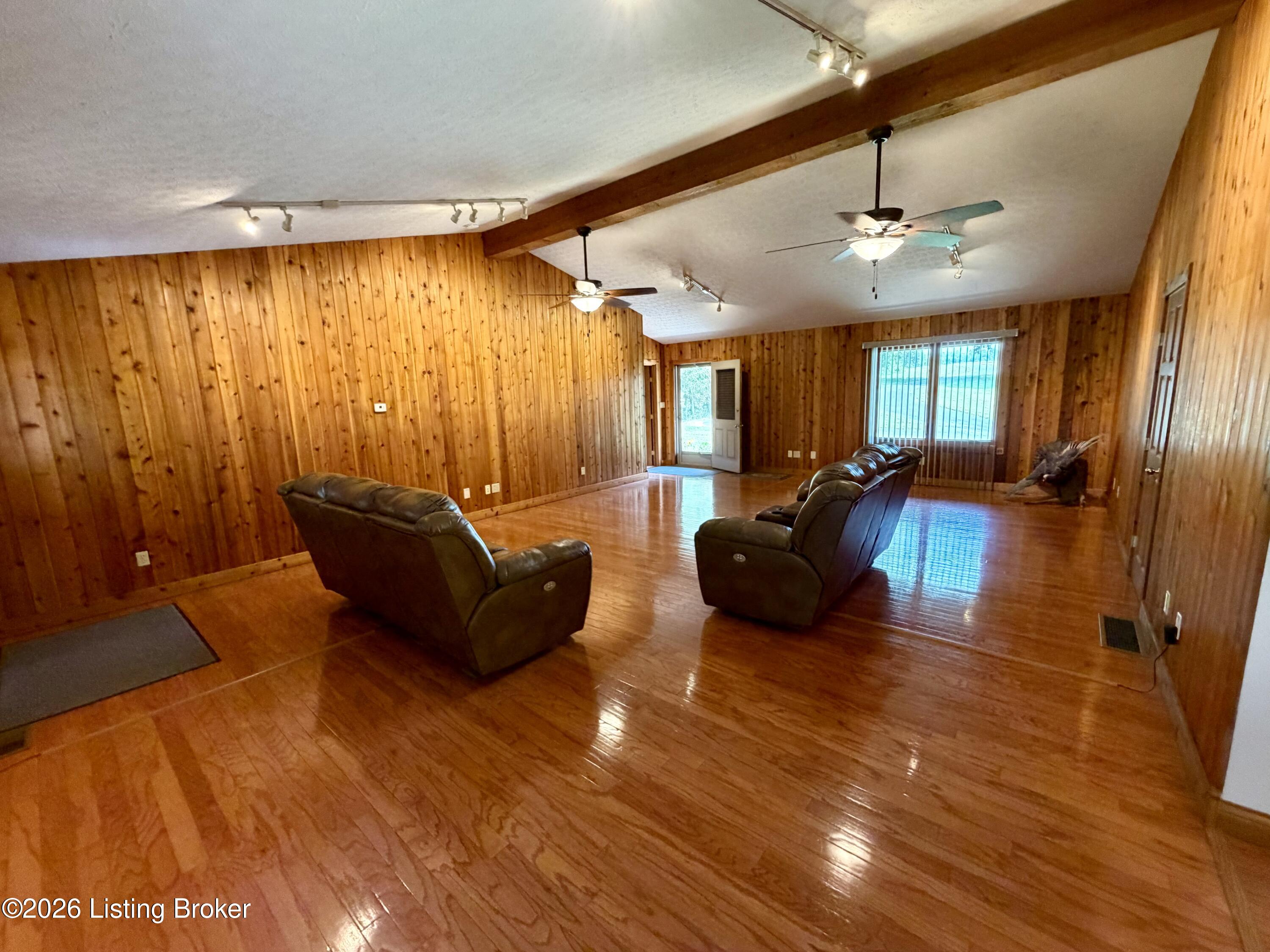 7296 Bardstown Rd Property Photo 8