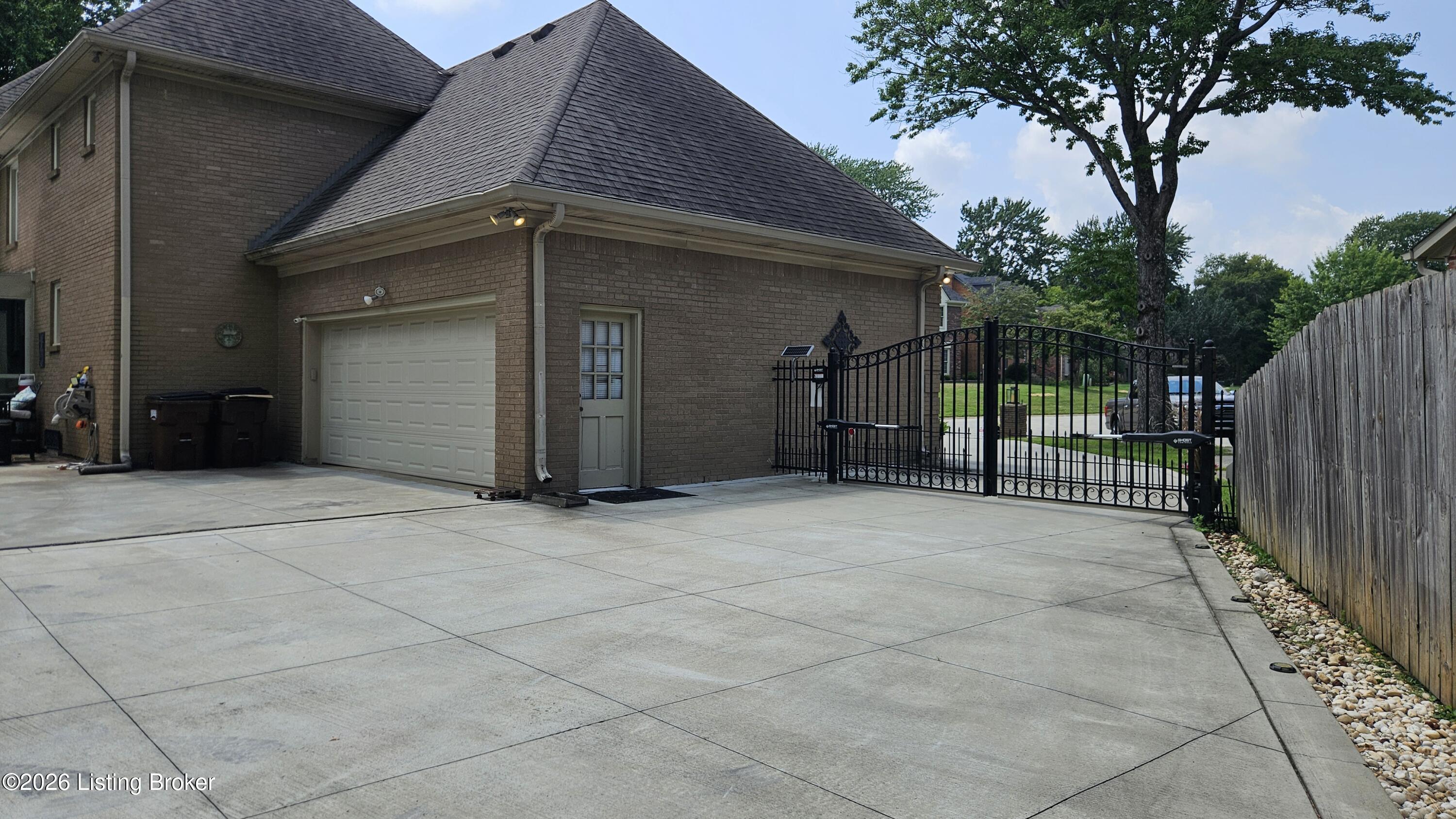 9214 Woodhurst Ct Property Photo 4