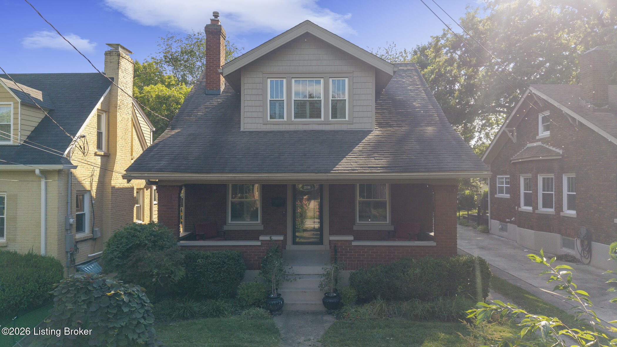 208 Oxford Pl Property Photo 4