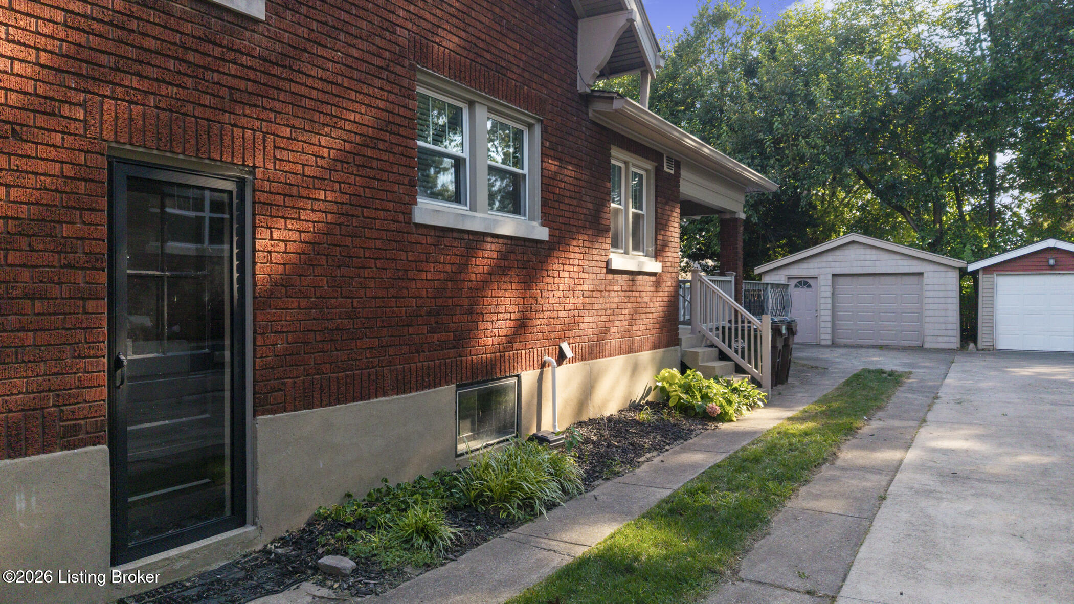 208 Oxford Pl Property Photo 5