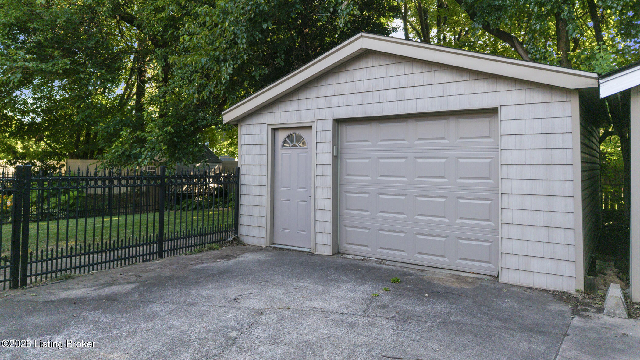 208 Oxford Pl Property Photo 7