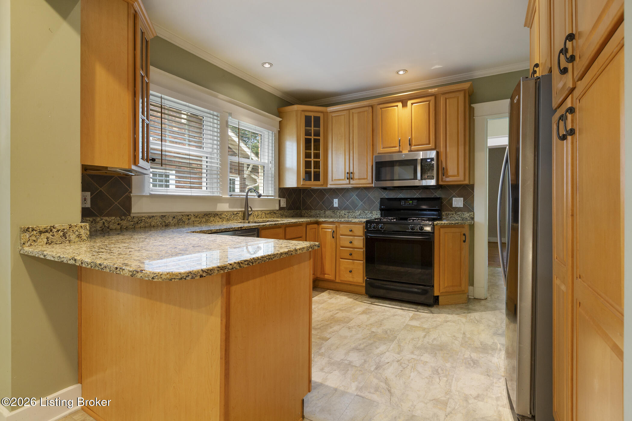 208 Oxford Pl Property Photo 32