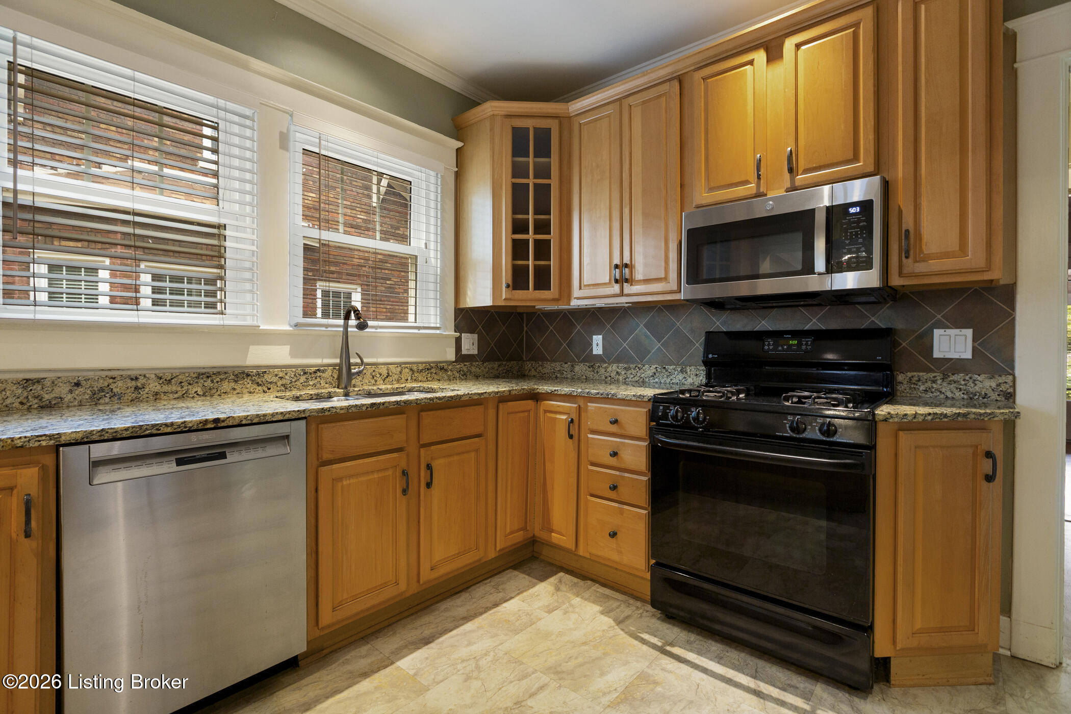 208 Oxford Pl Property Photo 34