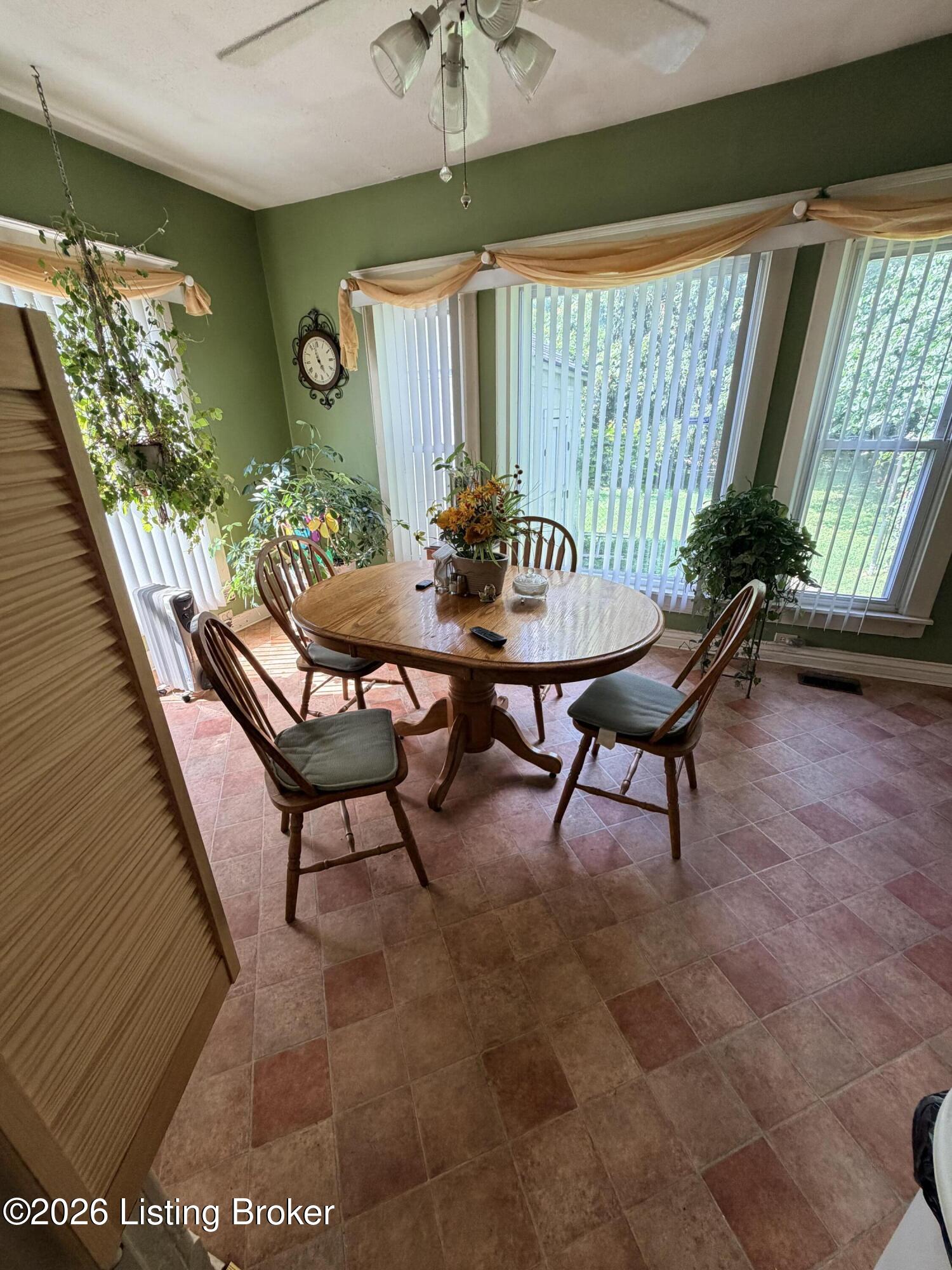 1829 W Burnett Ave Property Photo 9