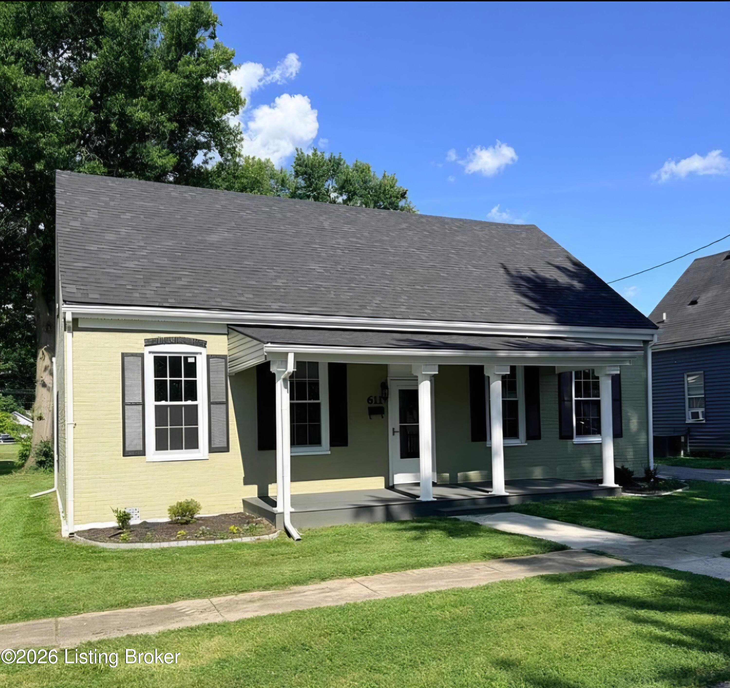 611 5th St Property Photo 2