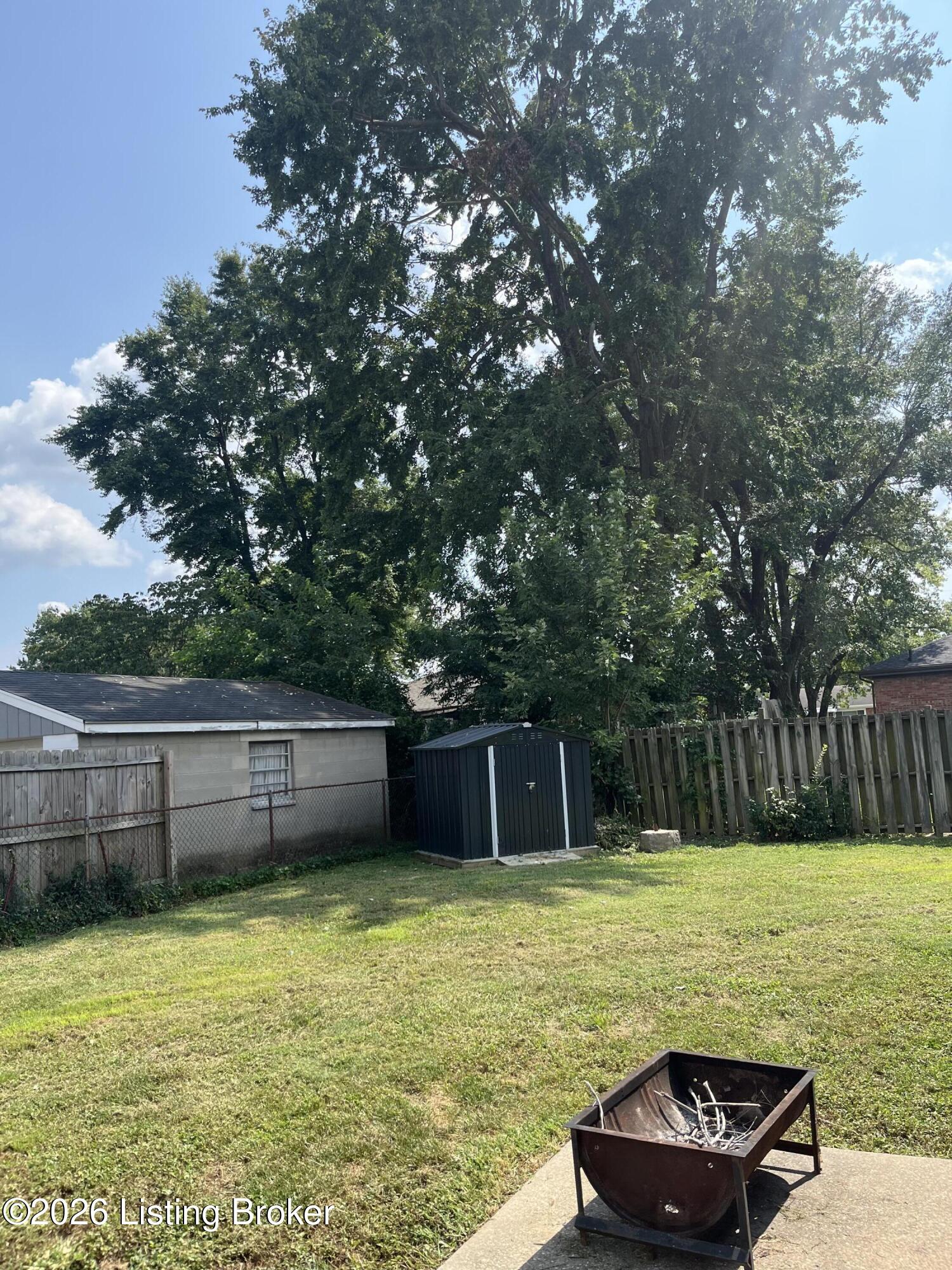 2024 Dixie Garden Dr Property Photo 7