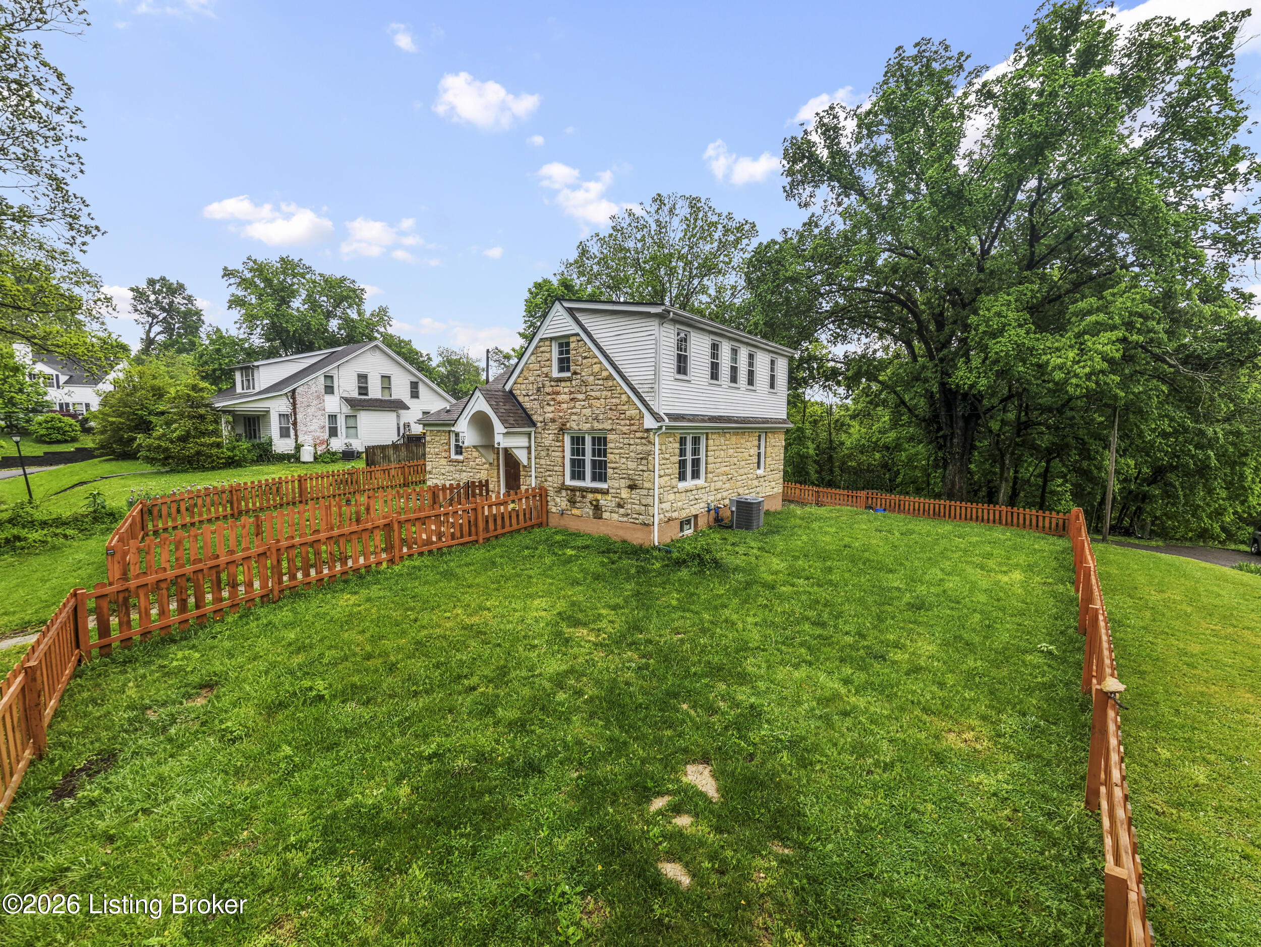 137 Eastview Dr Property Photo 6