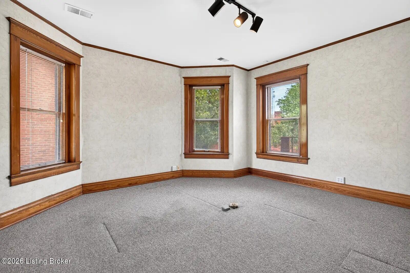 1833 Windsor Pl Property Photo 14