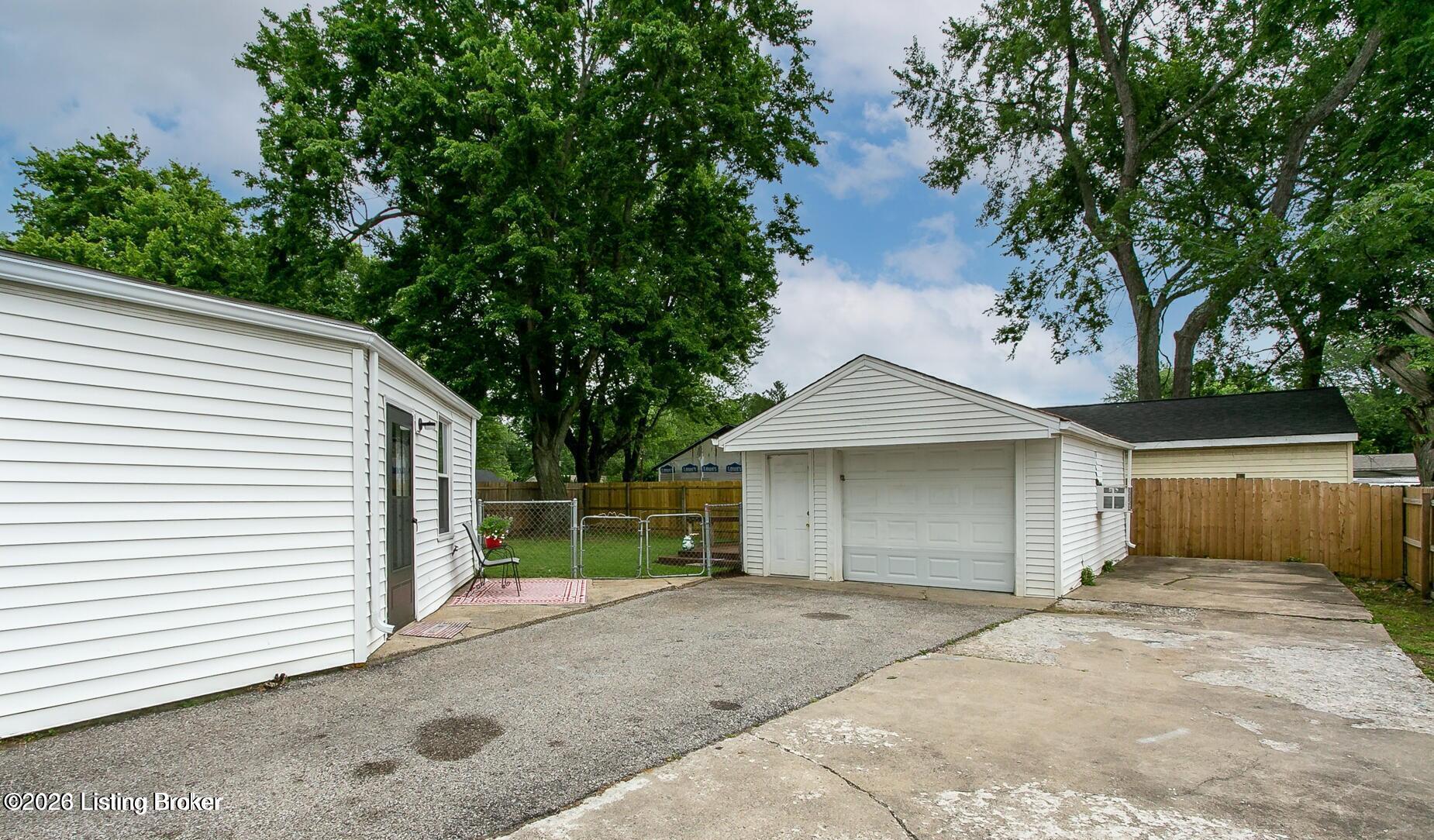 9606 El Prado St Property Photo 10