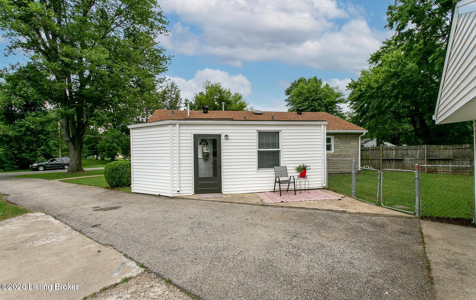 9606 El Prado St Property Photo 11