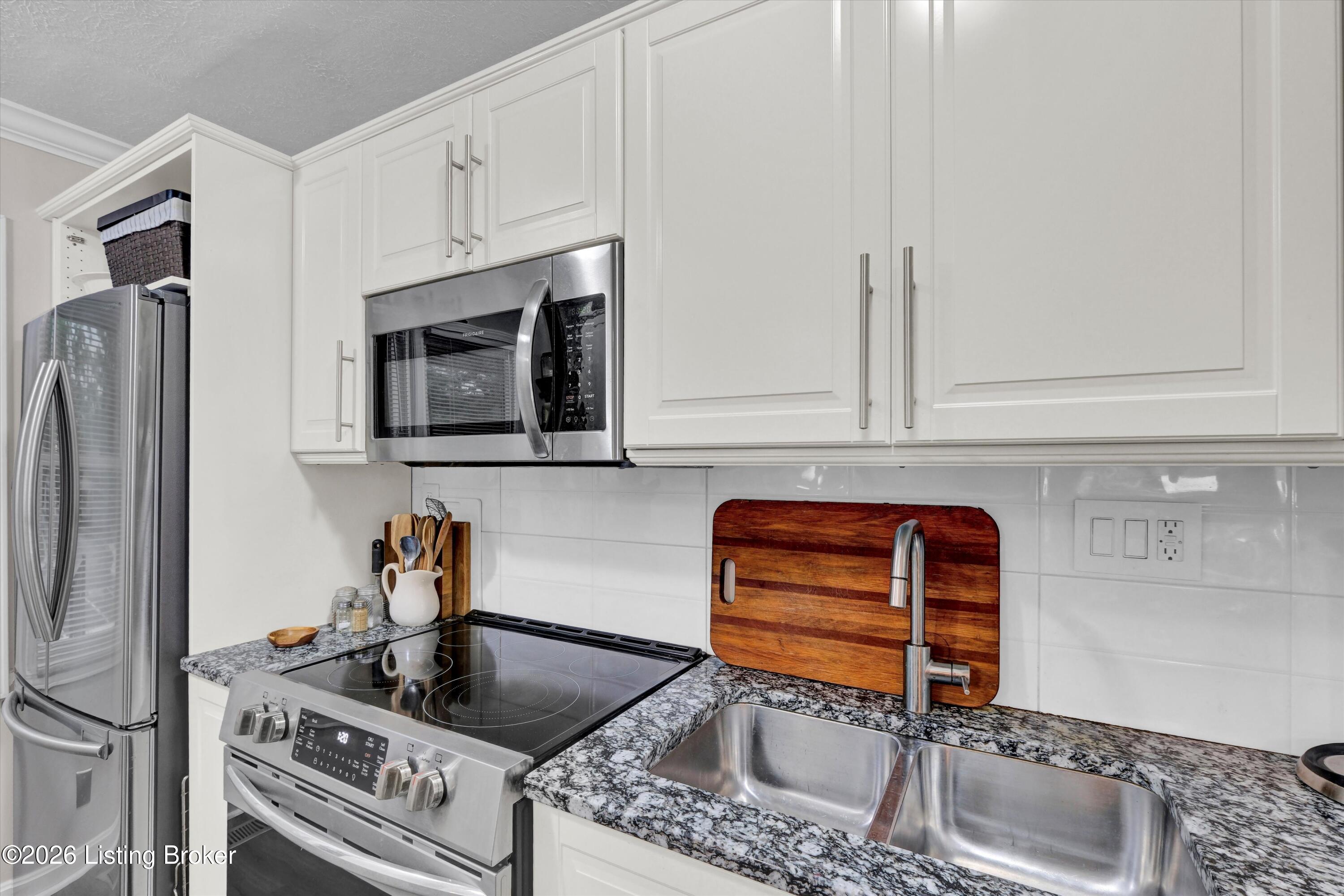 10402 Lakeshore Bluff Property Photo 3