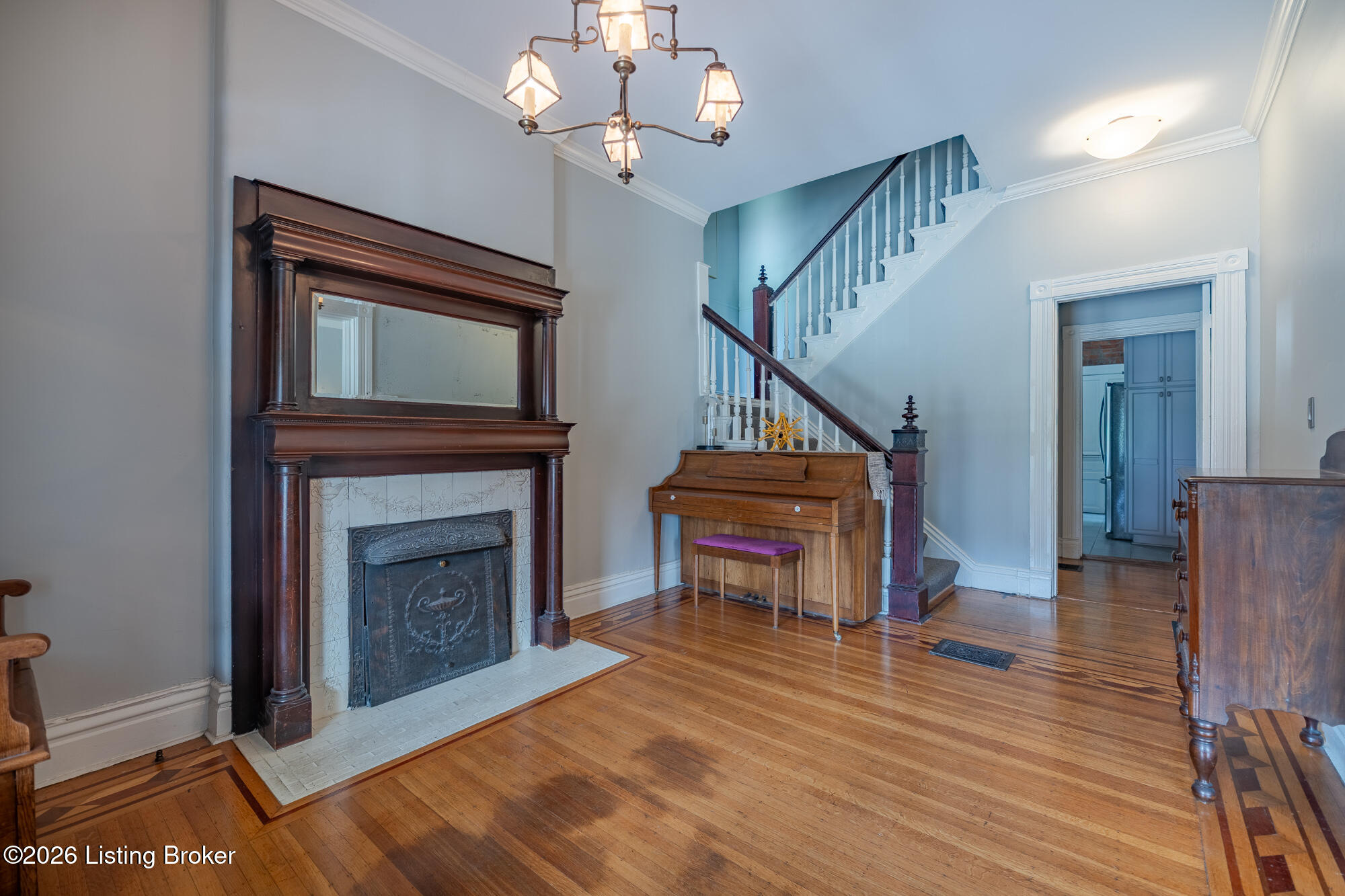 509 W Hill St Property Photo 6