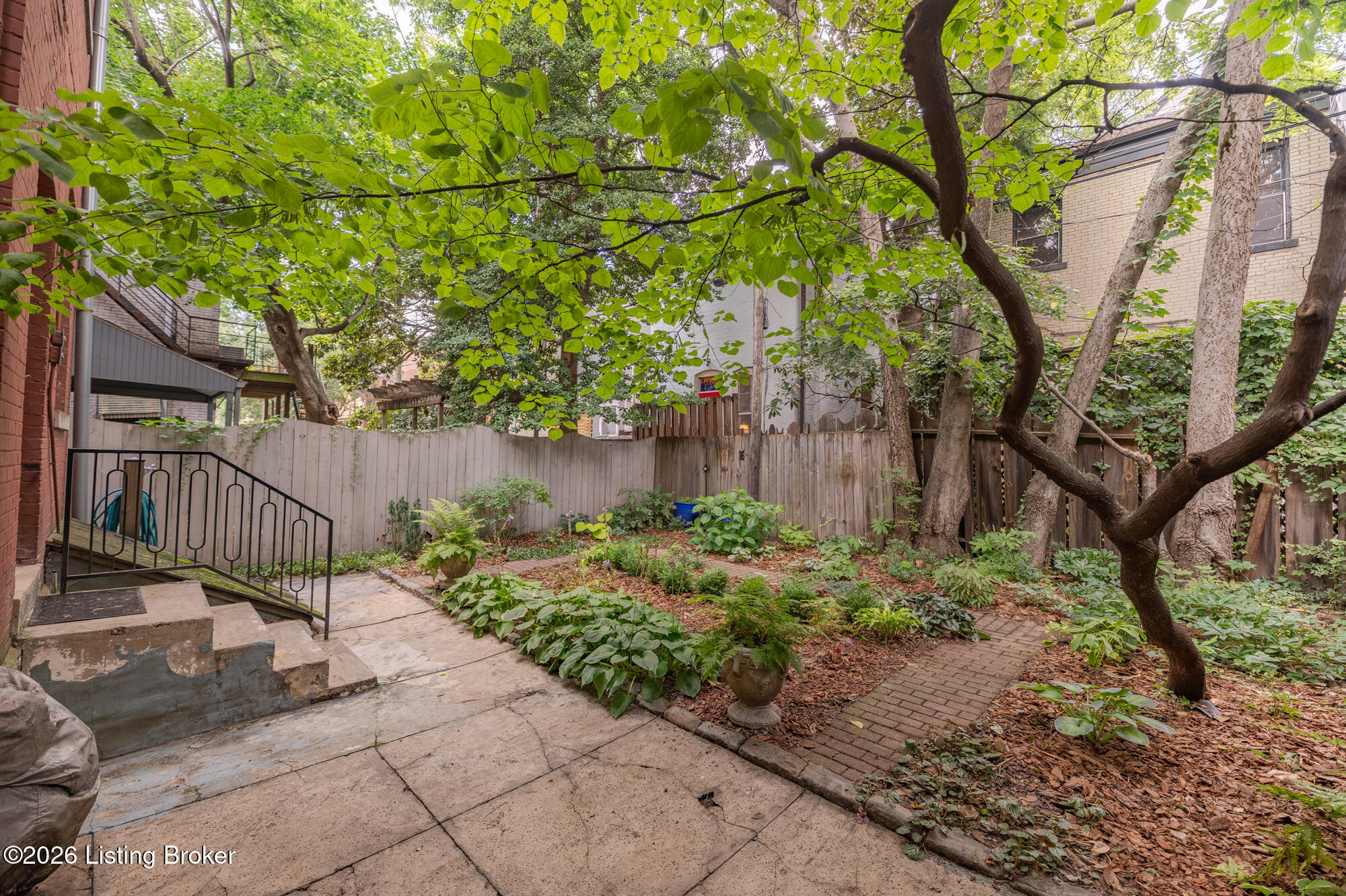 509 W Hill St Property Photo 31