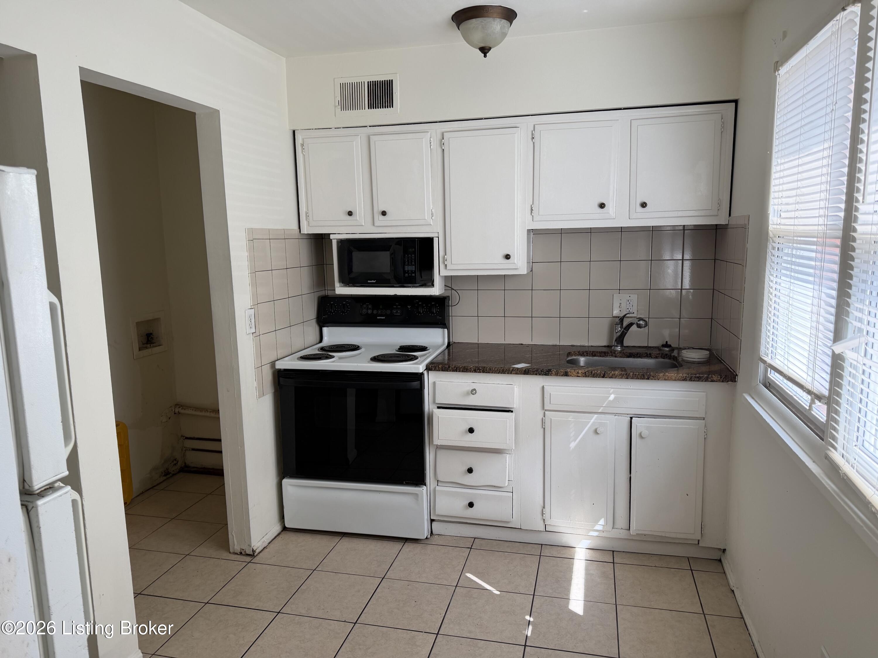 910 Sinclair St Property Photo 2