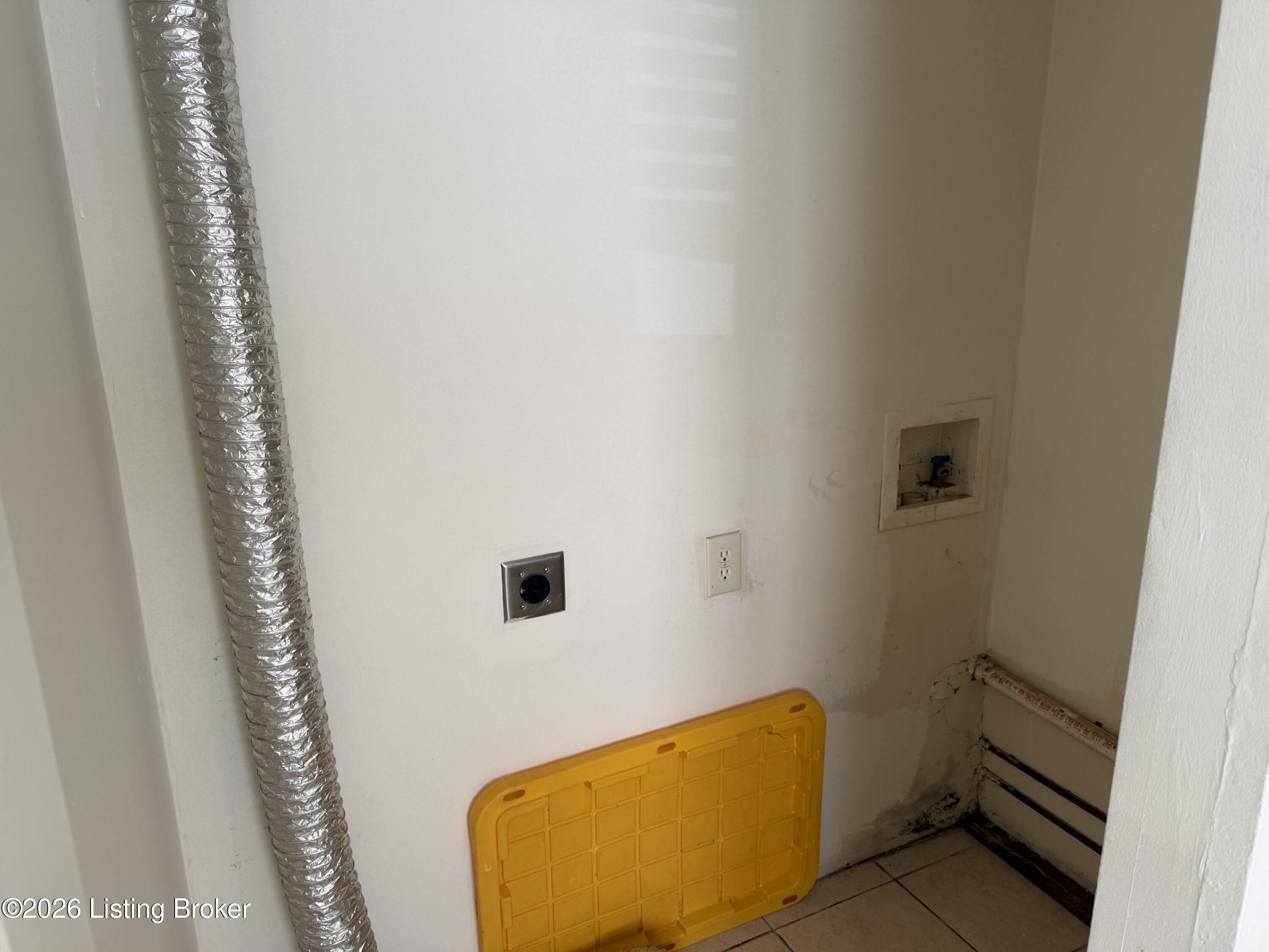 910 Sinclair St Property Photo 4