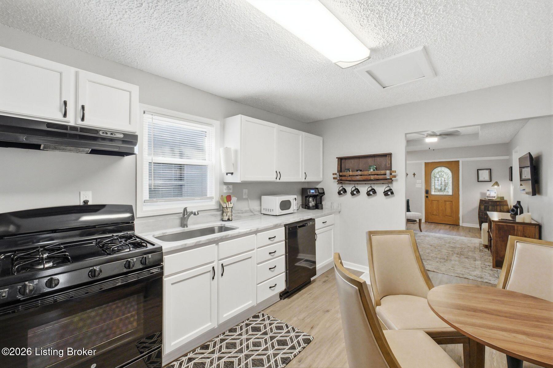 823 Forrest St Property Photo 2