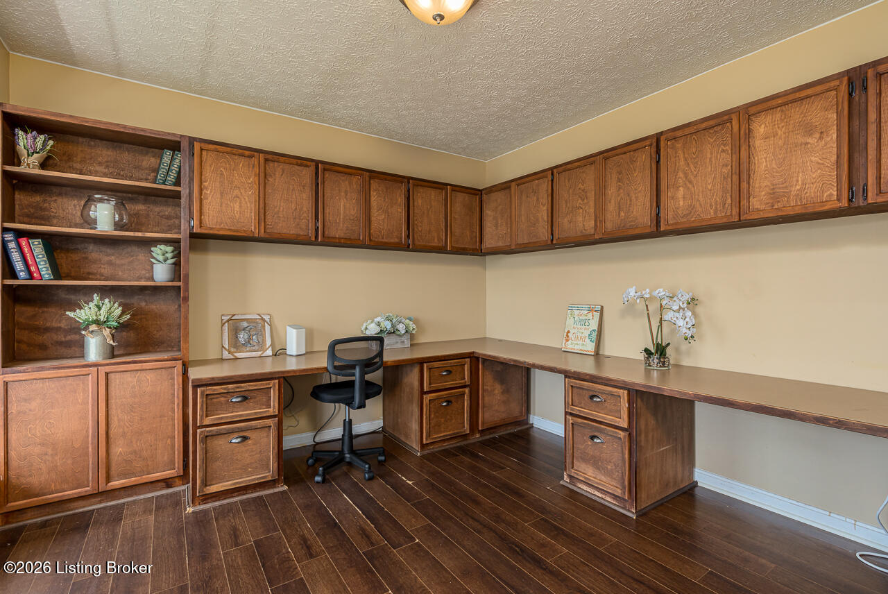 633 Windbrook Dr Property Photo 4