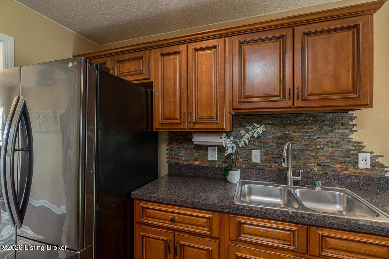 633 Windbrook Dr Property Photo 12