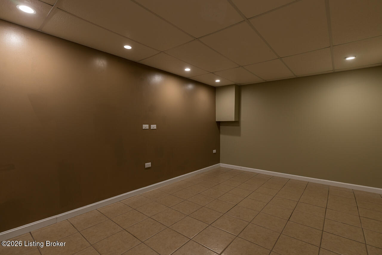 633 Windbrook Dr Property Photo 24