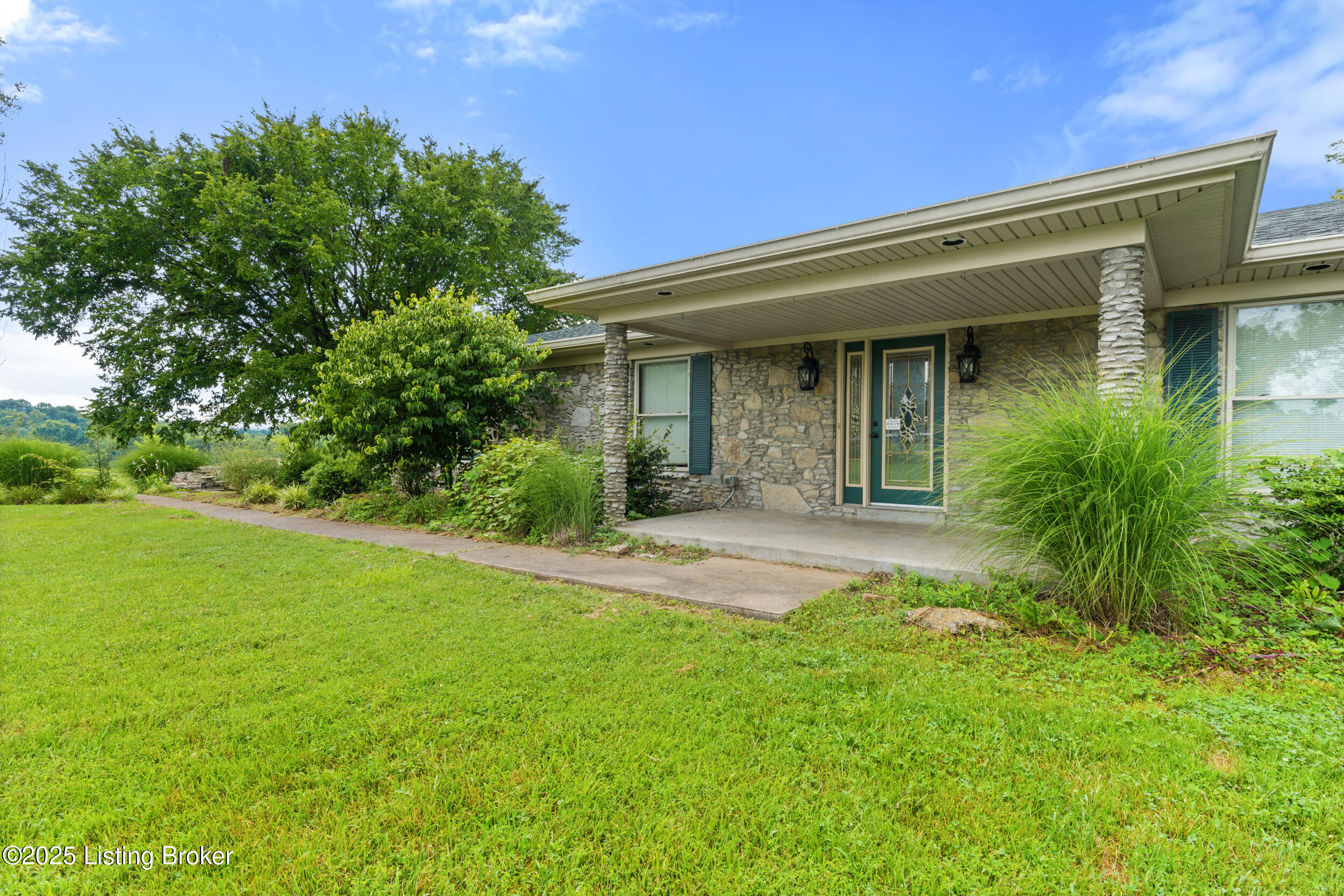 364 Fairview Ln Property Photo 4