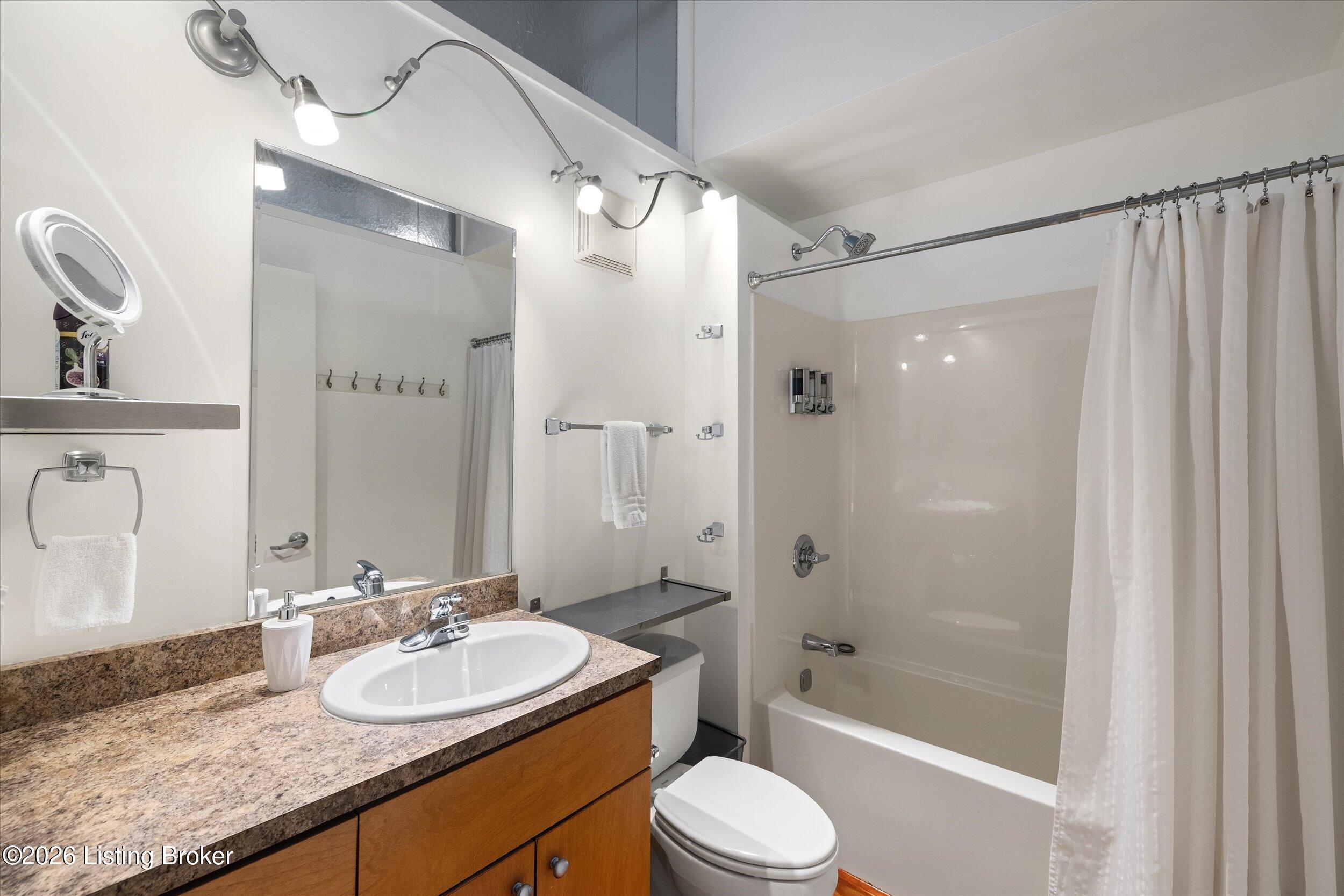 815 W Market St 706 Property Photo 27