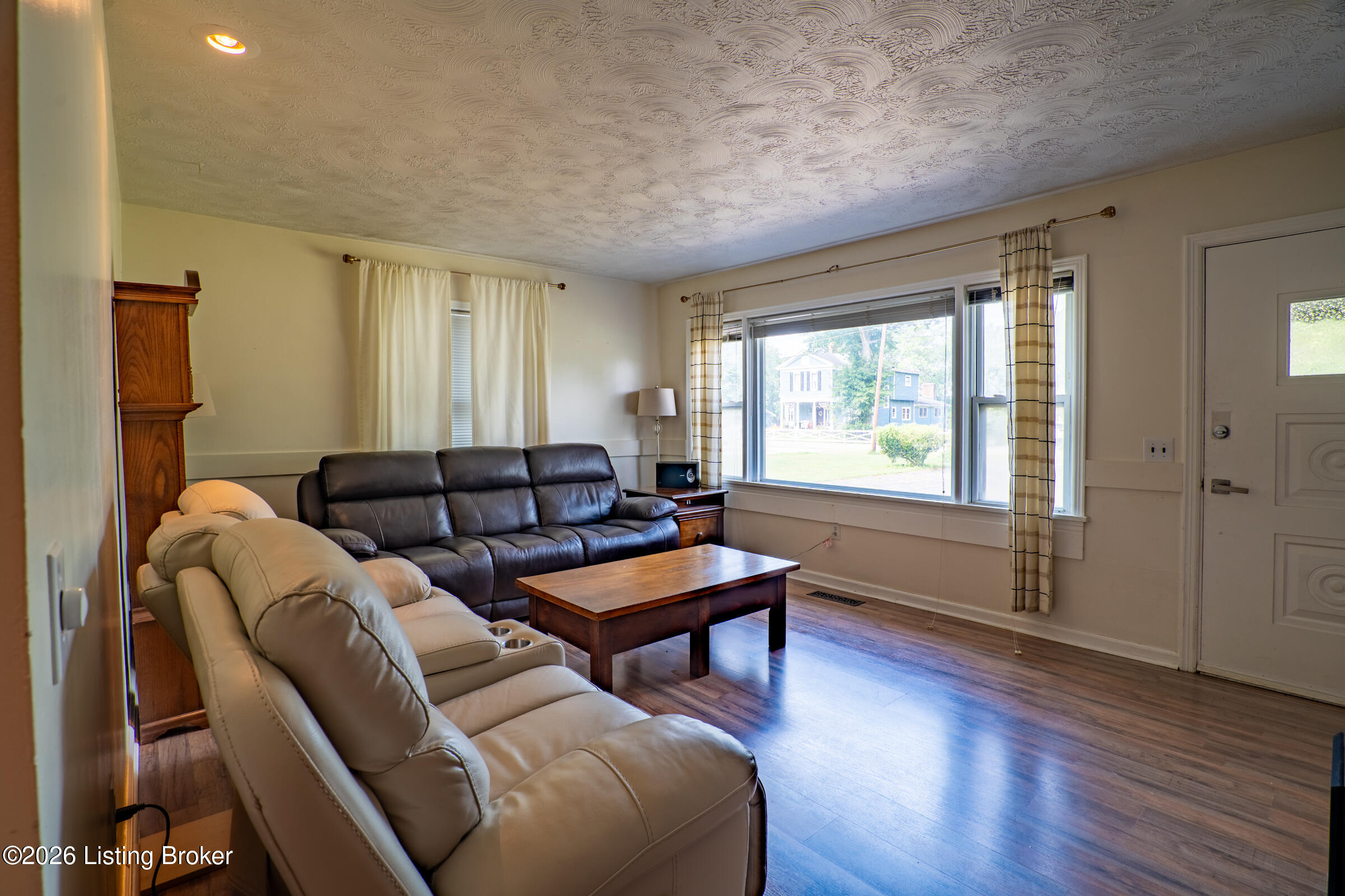 220 Lee St Property Photo 4