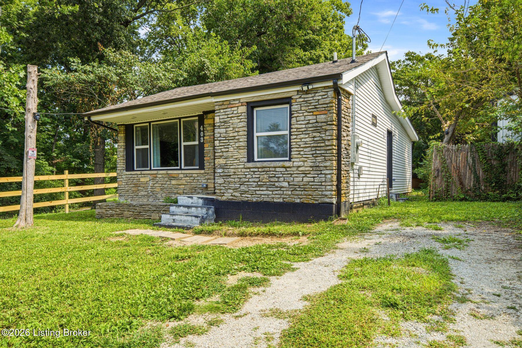 403 Maple Ct Property Photo 4