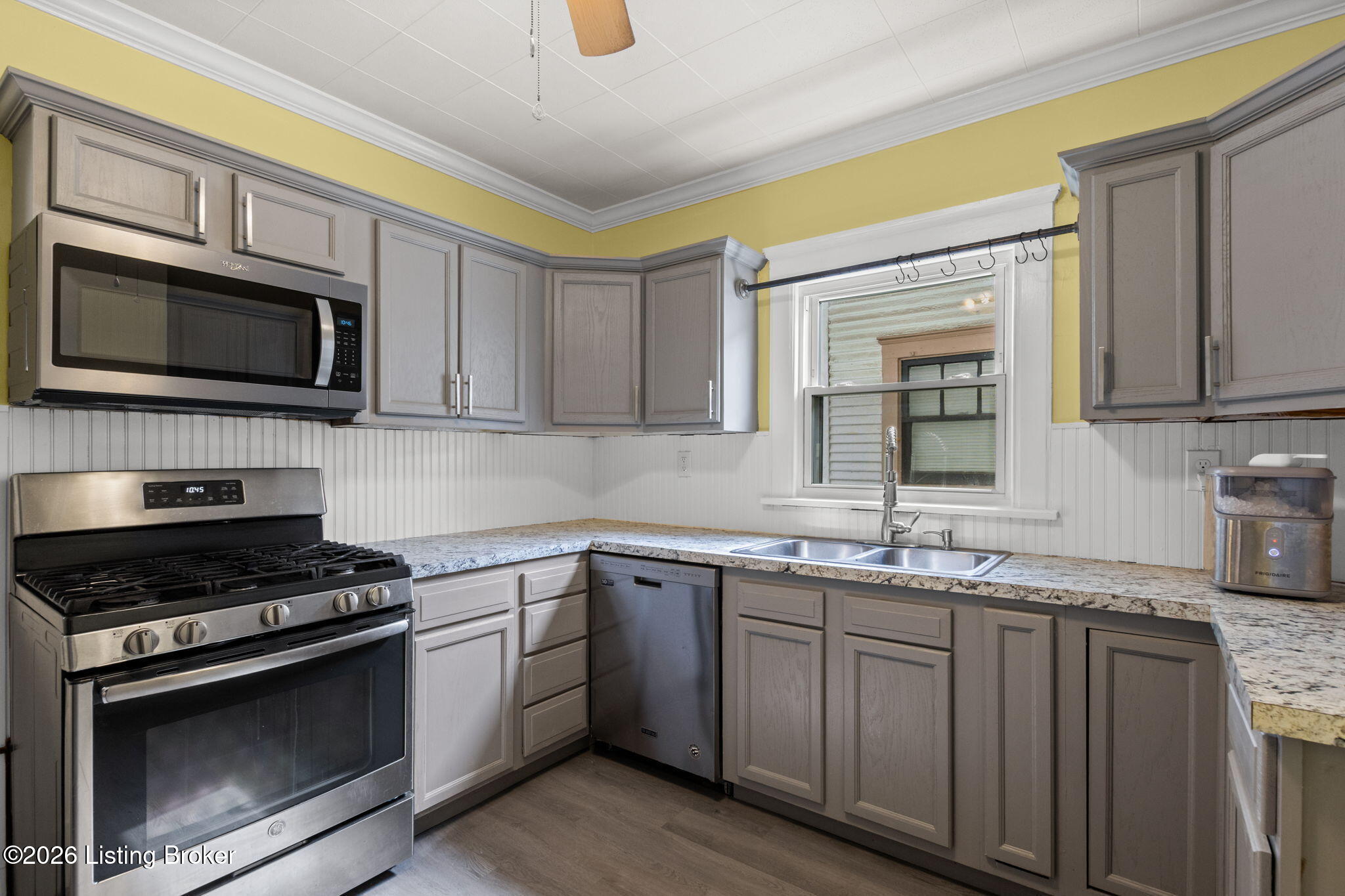 1063 Highland Ave Property Photo 14