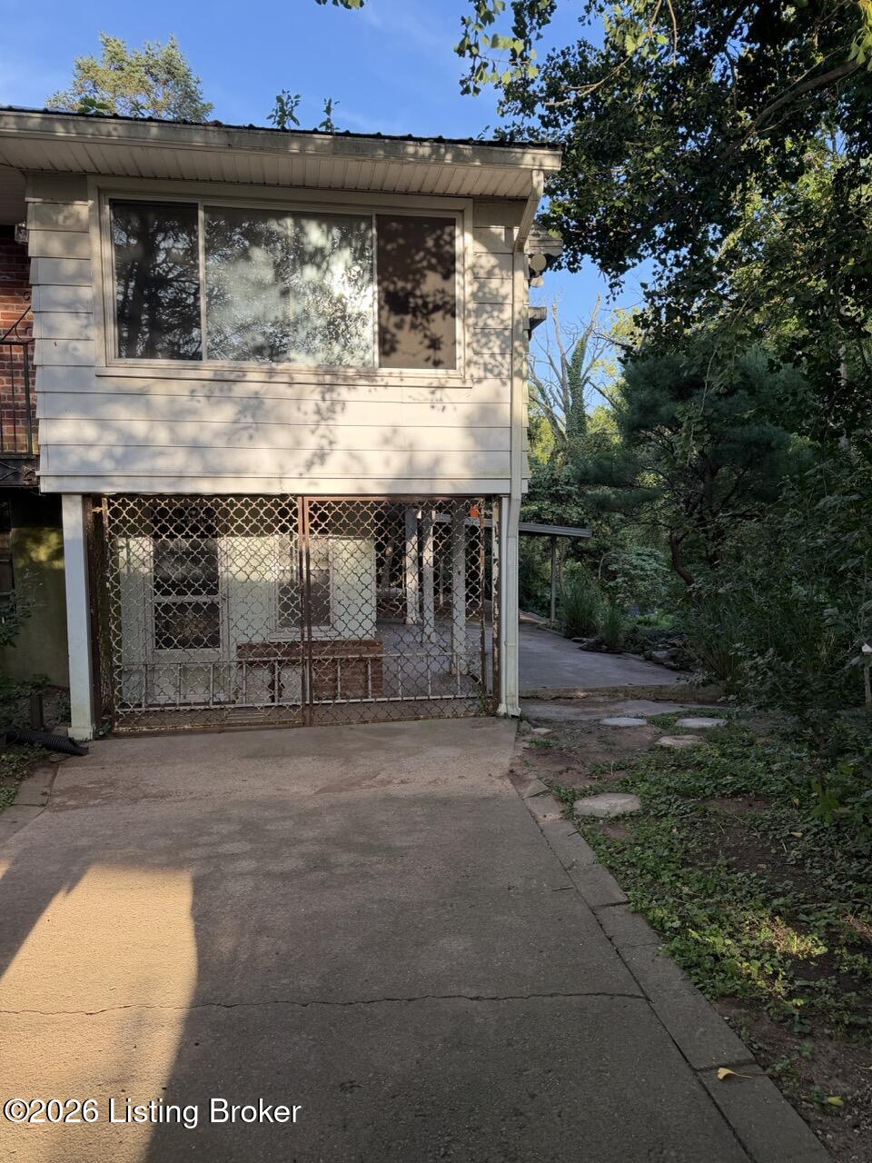 1918 Redleaf Dr Property Photo 4