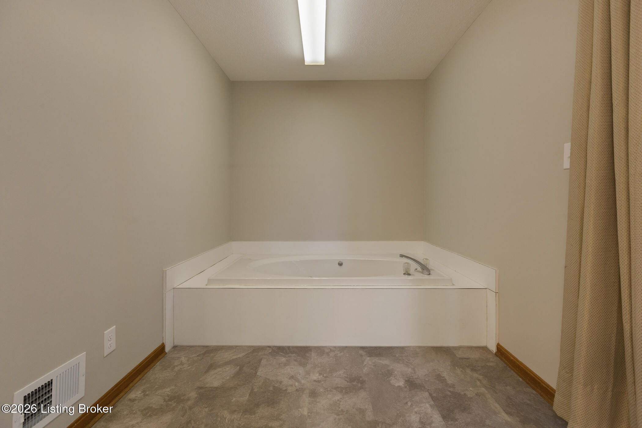 3716 Valley Creek Dr Property Photo 32