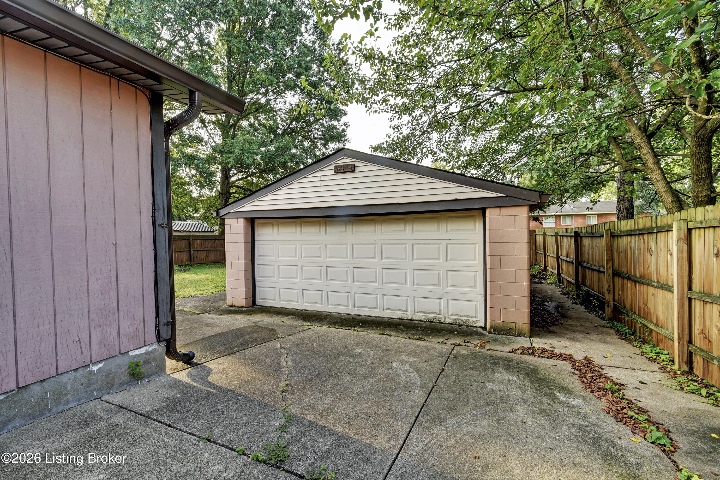 718 Glengarry Dr Property Photo 6