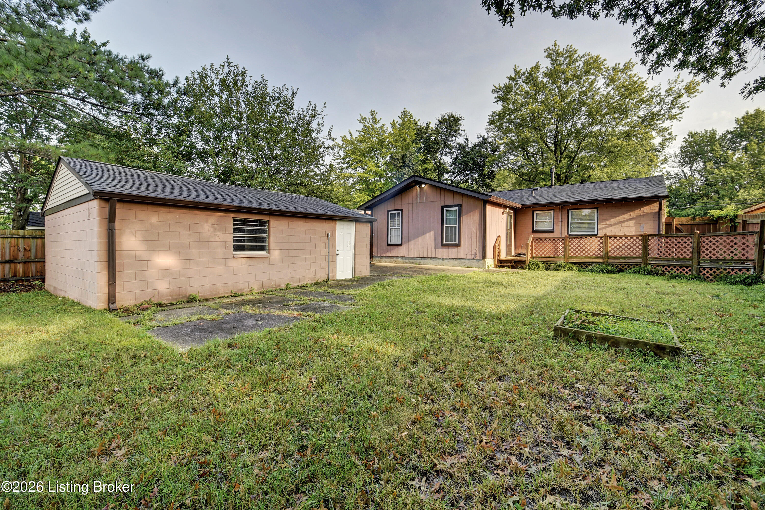 718 Glengarry Dr Property Photo 7