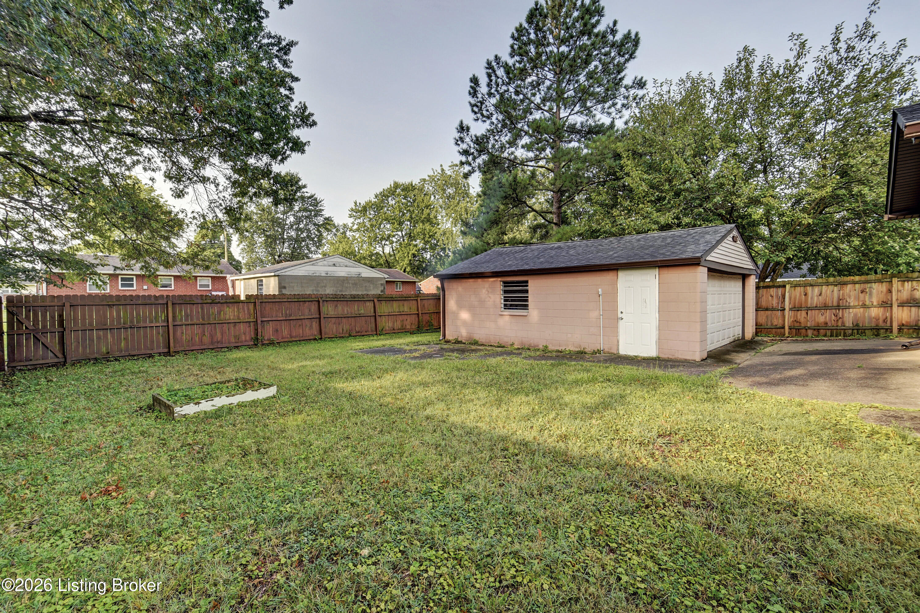 718 Glengarry Dr Property Photo 8
