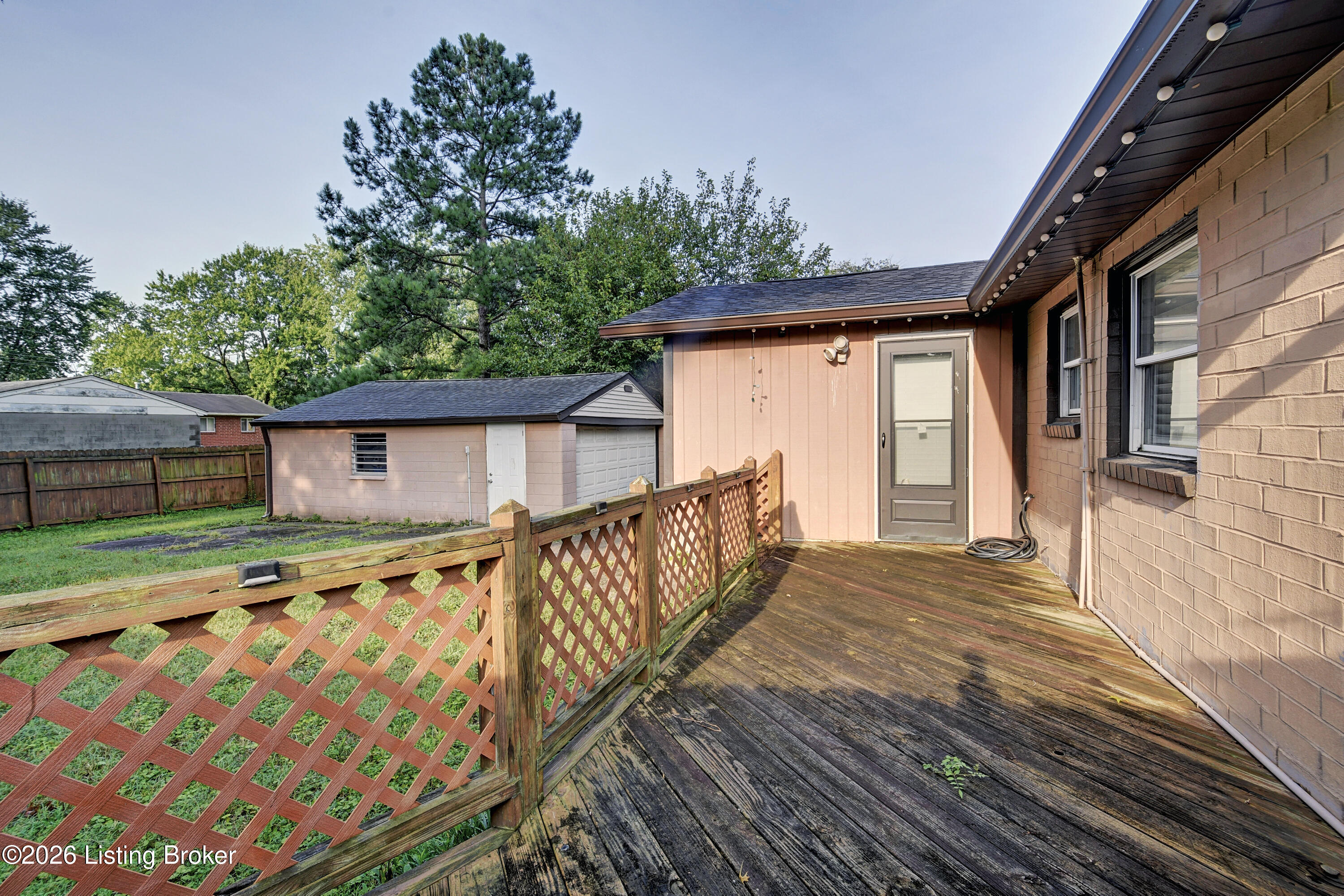 718 Glengarry Dr Property Photo 9