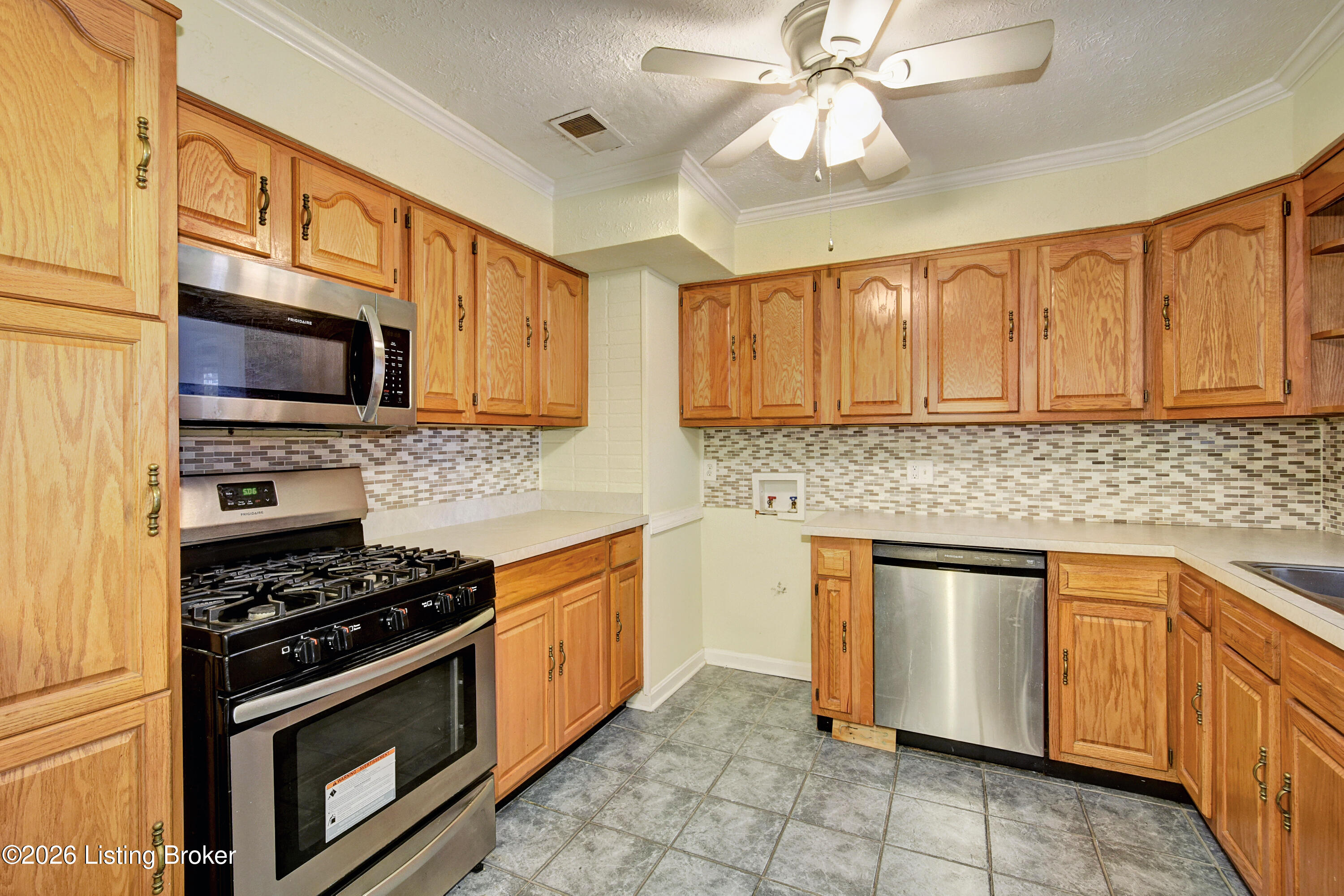 718 Glengarry Dr Property Photo 15