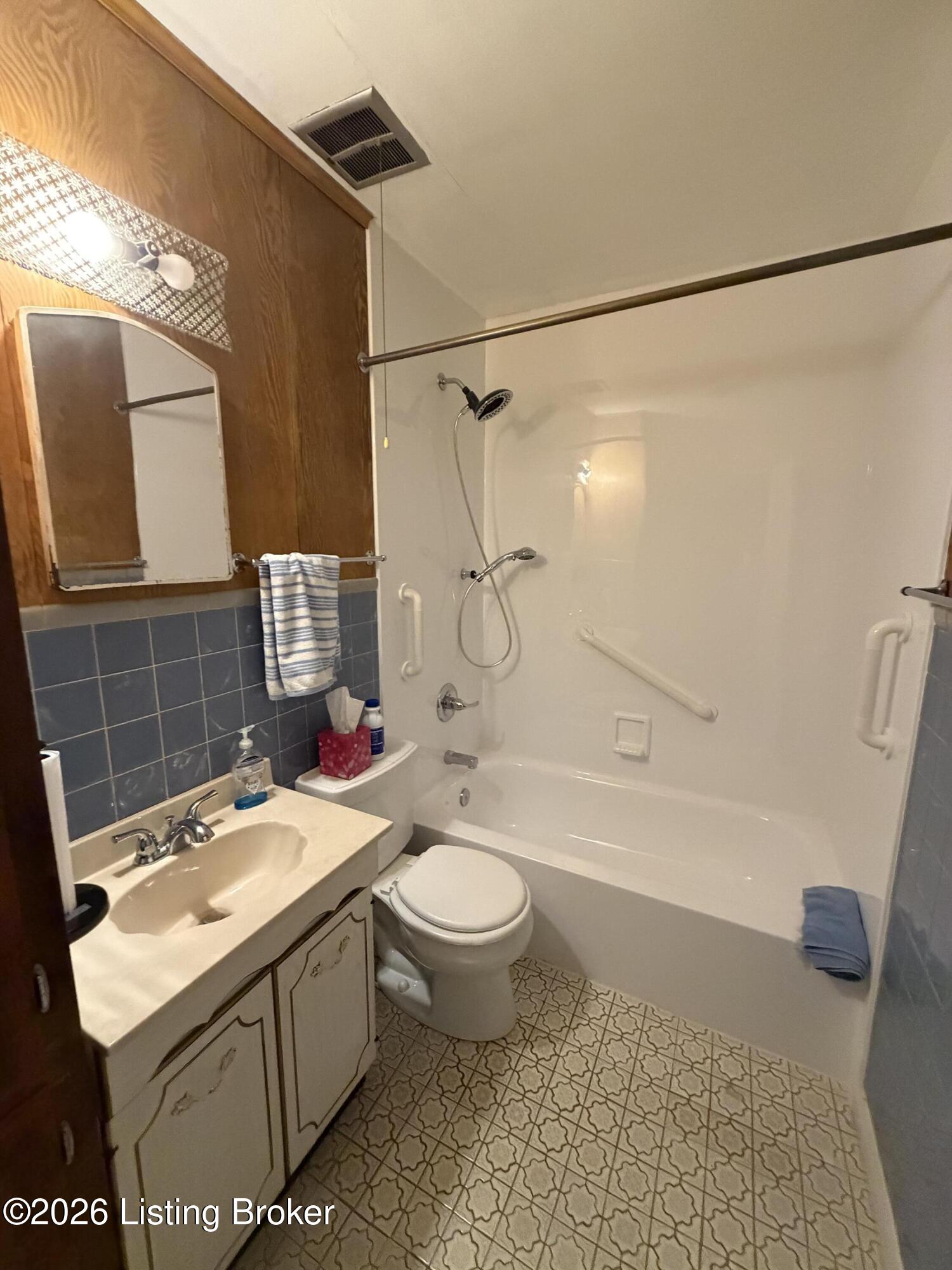 224 Derby Ave Property Photo 8