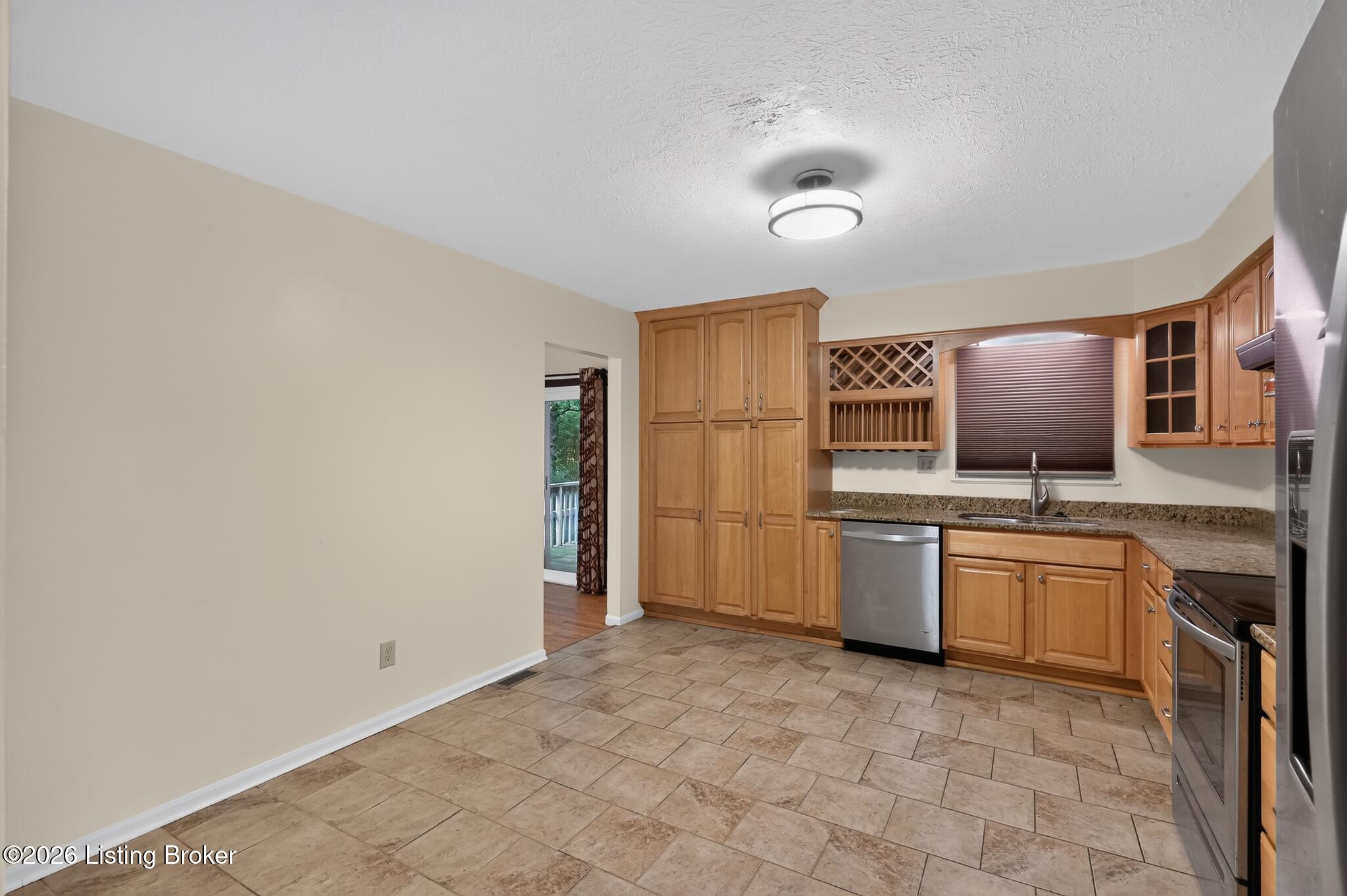 114 Amanda Ct Property Photo 6