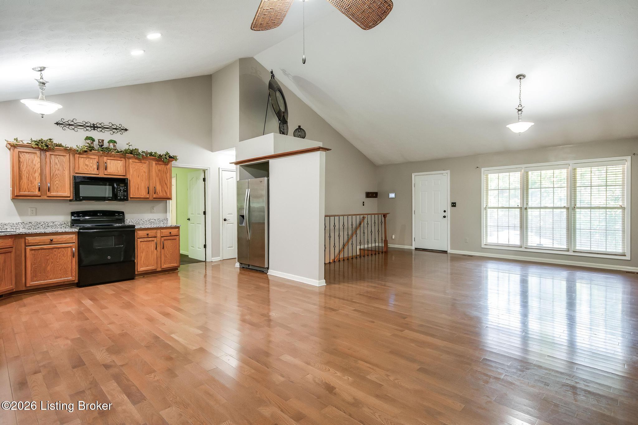 5902 Briscoe Ln Property Photo 7