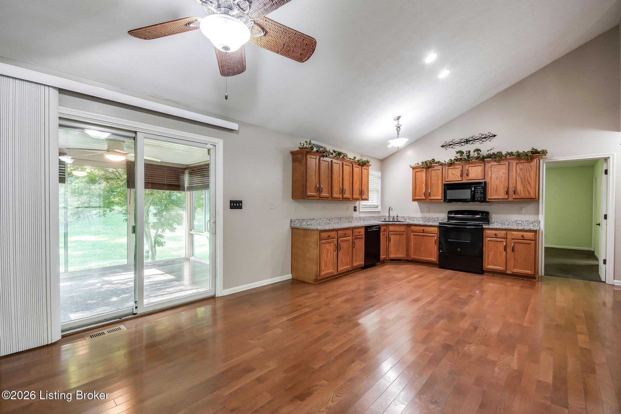 5902 Briscoe Ln Property Photo 8